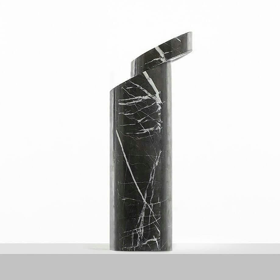 Lujo Único Cilindro Negro Escultural Lámpara de Mármol Natural Dórico Carlos Aucejo Mármol de Carrara en venta