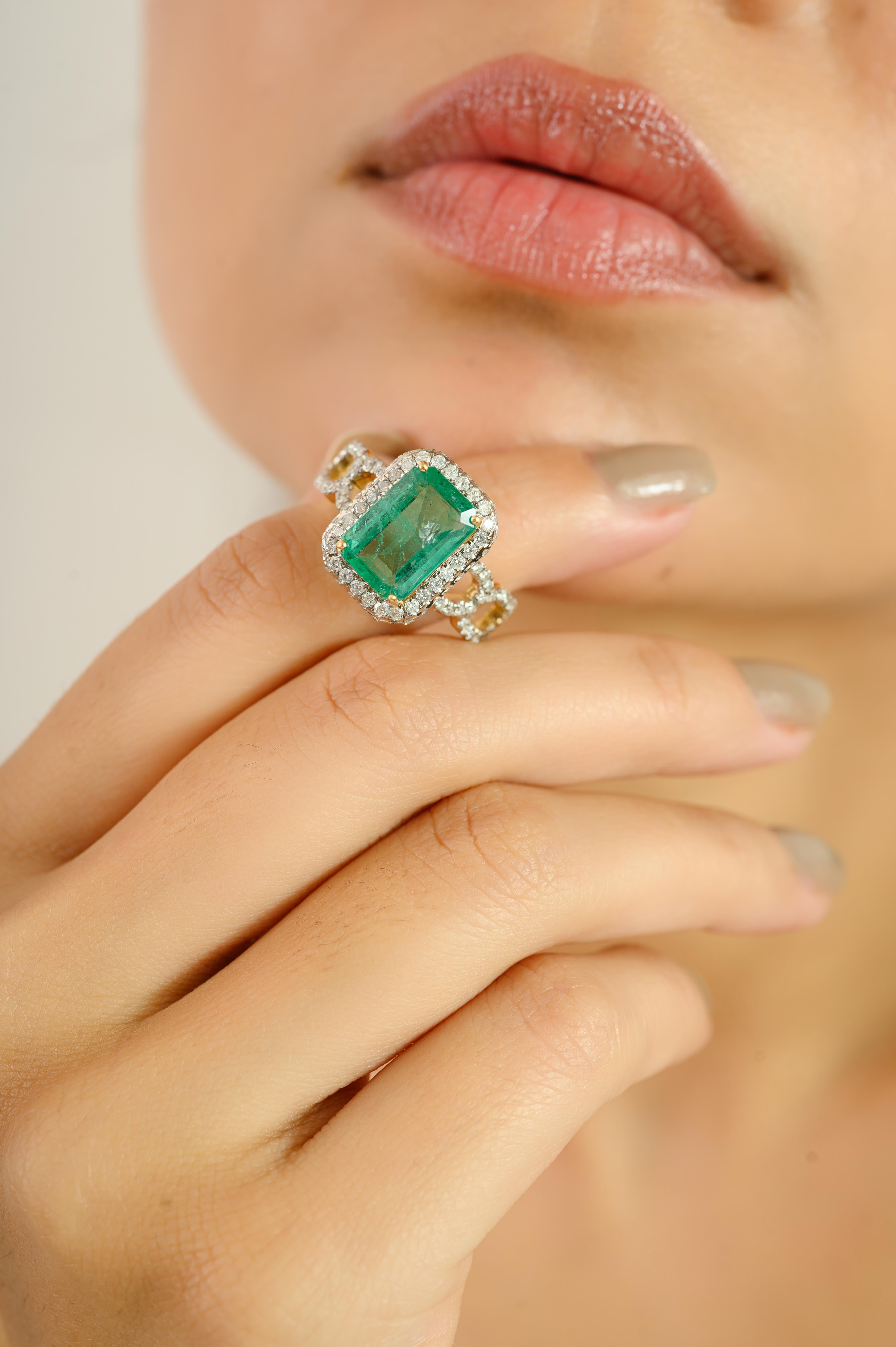 En vente :  Luxury Unisex Statement Ring with Emerald & Halo Diamonds 18k Solid Yellow Gold 2