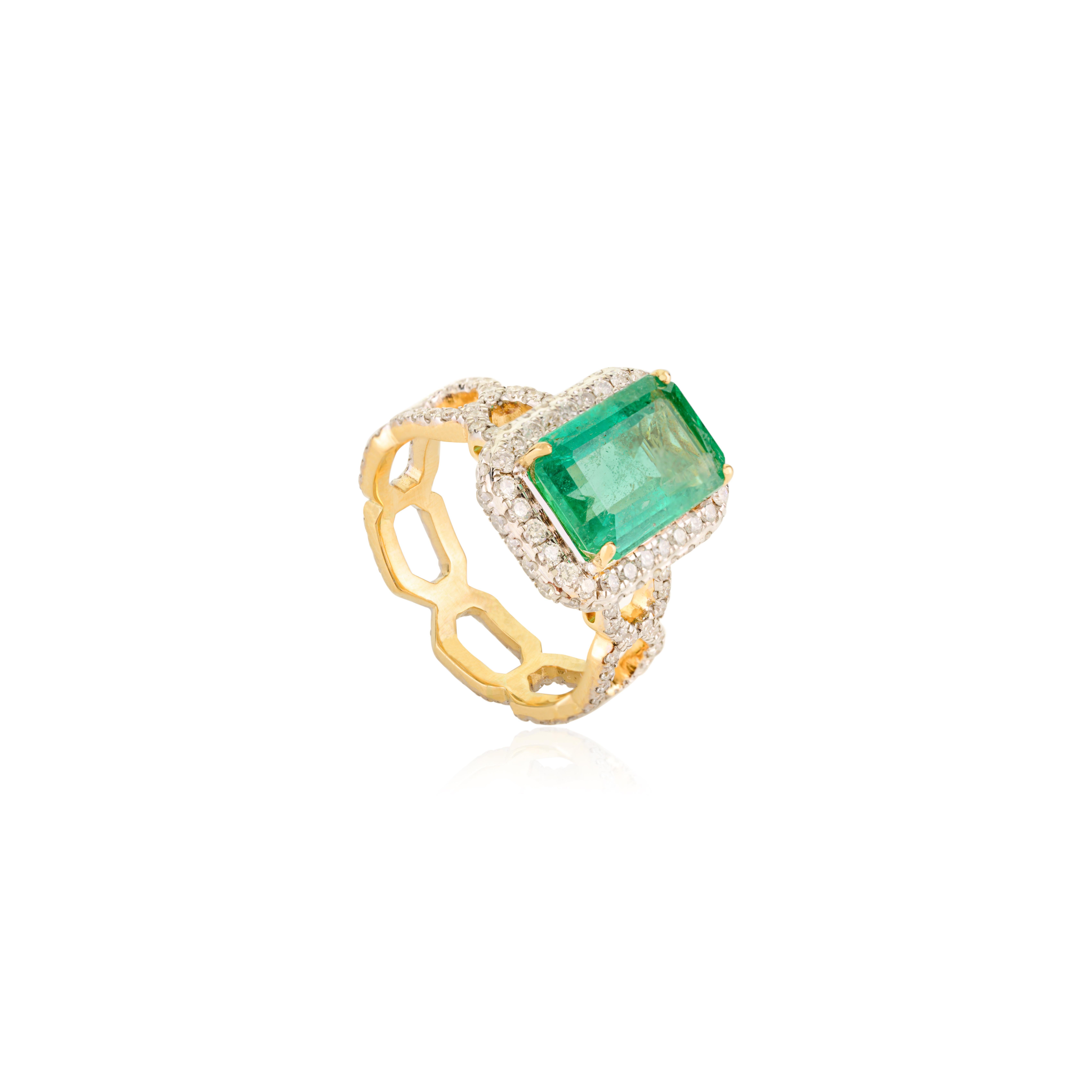 En vente :  Luxury Unisex Statement Ring with Emerald & Halo Diamonds 18k Solid Yellow Gold 3