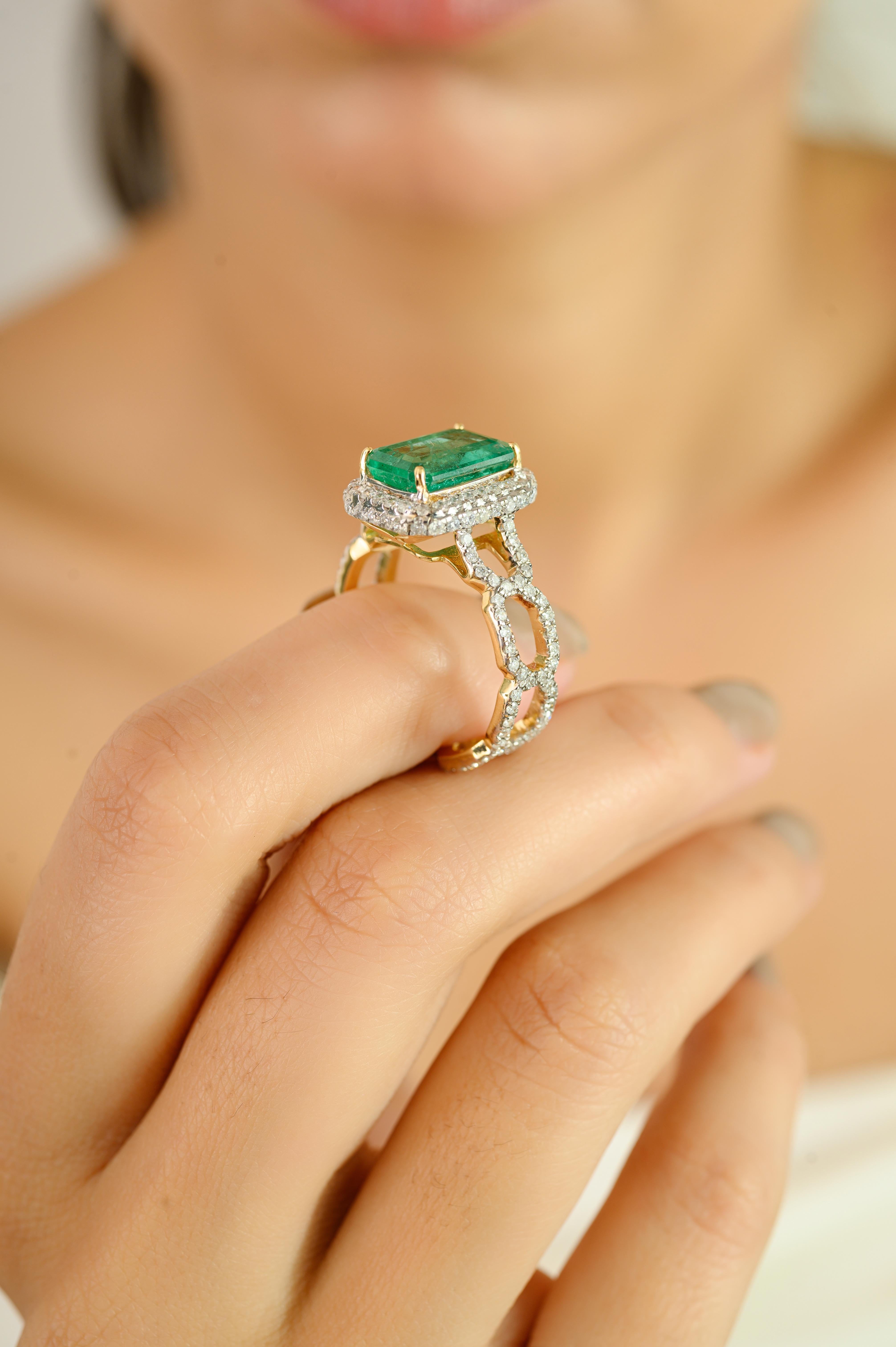 En vente :  Luxury Unisex Statement Ring with Emerald & Halo Diamonds 18k Solid Yellow Gold 4