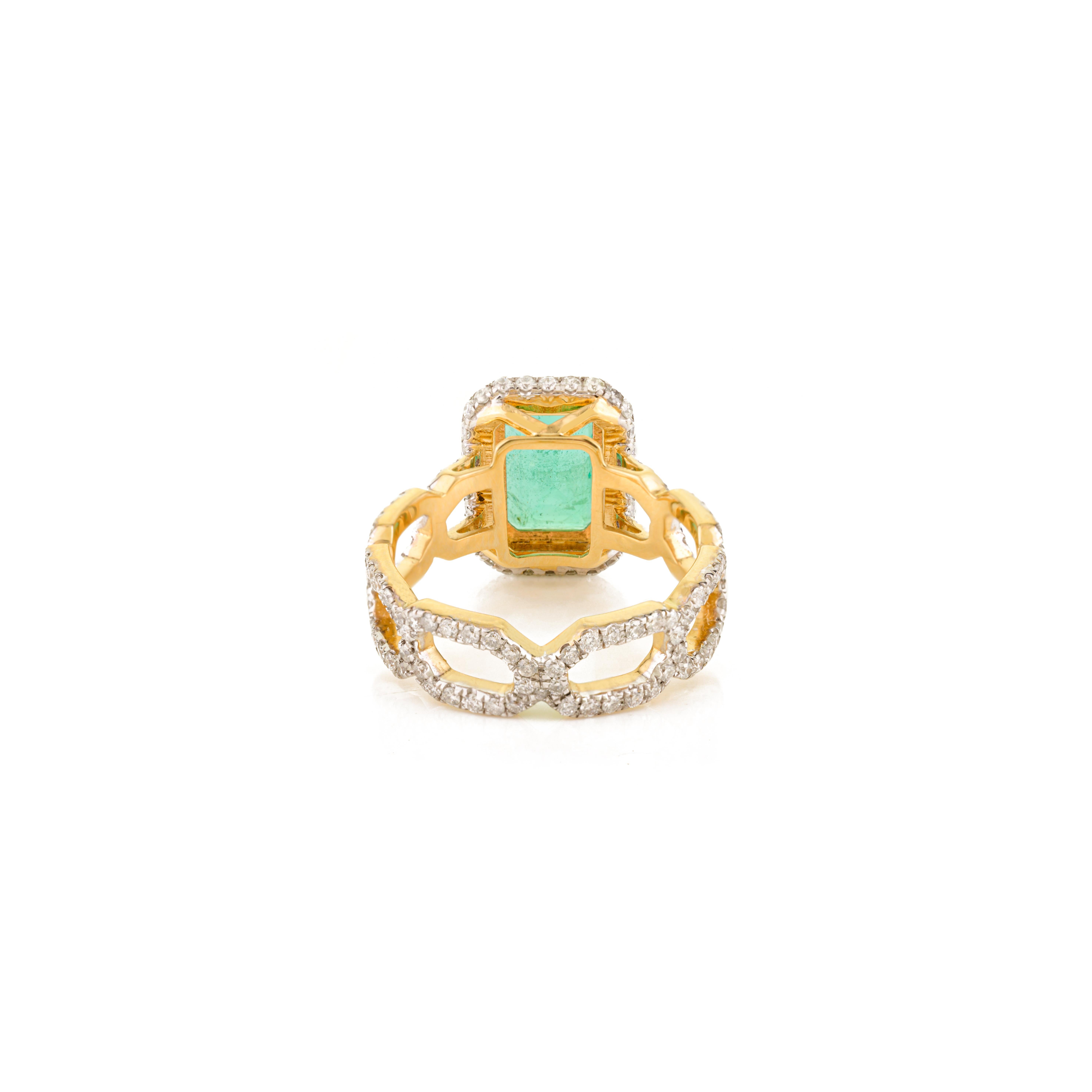 En vente :  Luxury Unisex Statement Ring with Emerald & Halo Diamonds 18k Solid Yellow Gold 5