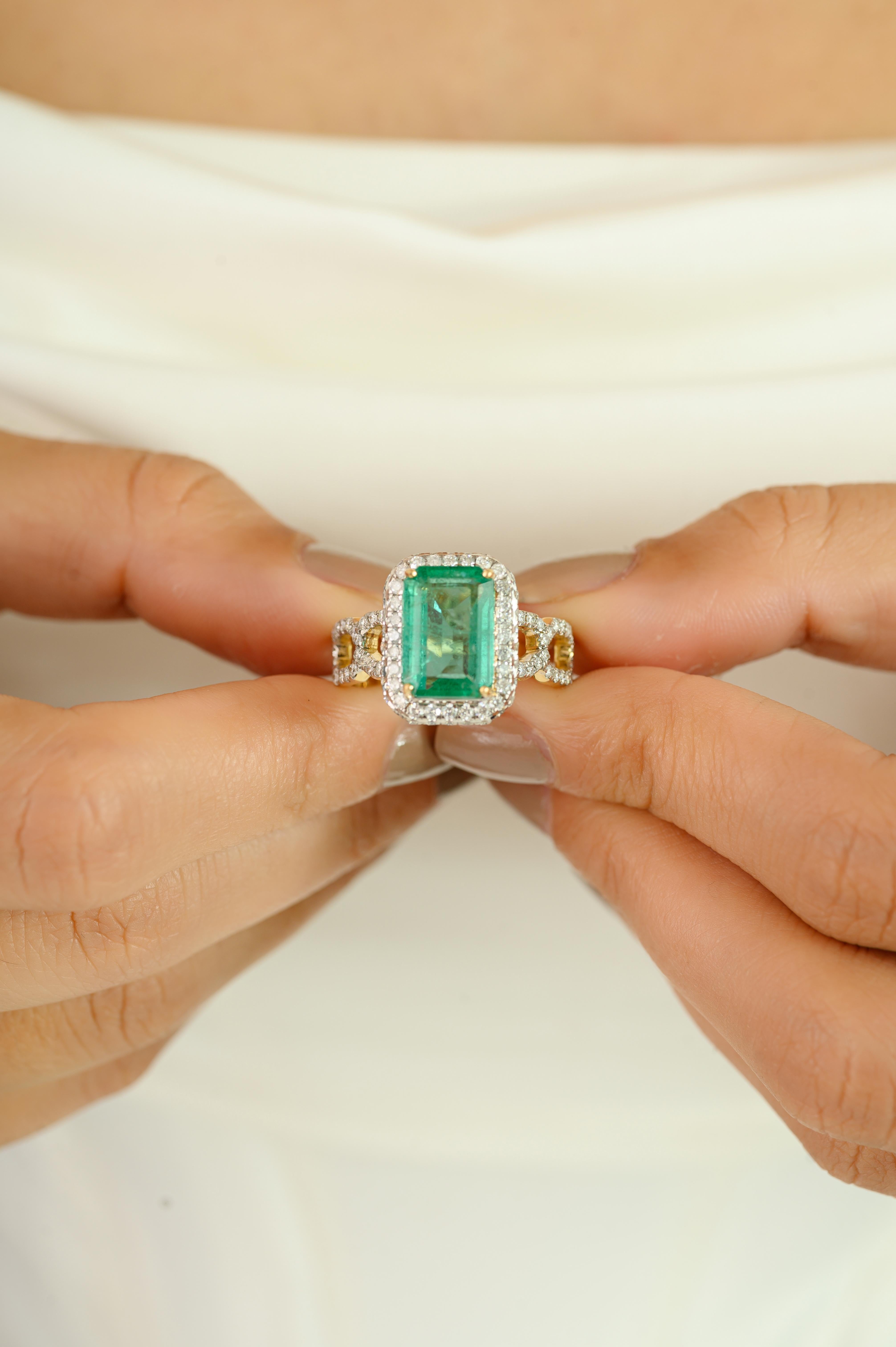 En vente :  Luxury Unisex Statement Ring with Emerald & Halo Diamonds 18k Solid Yellow Gold 6