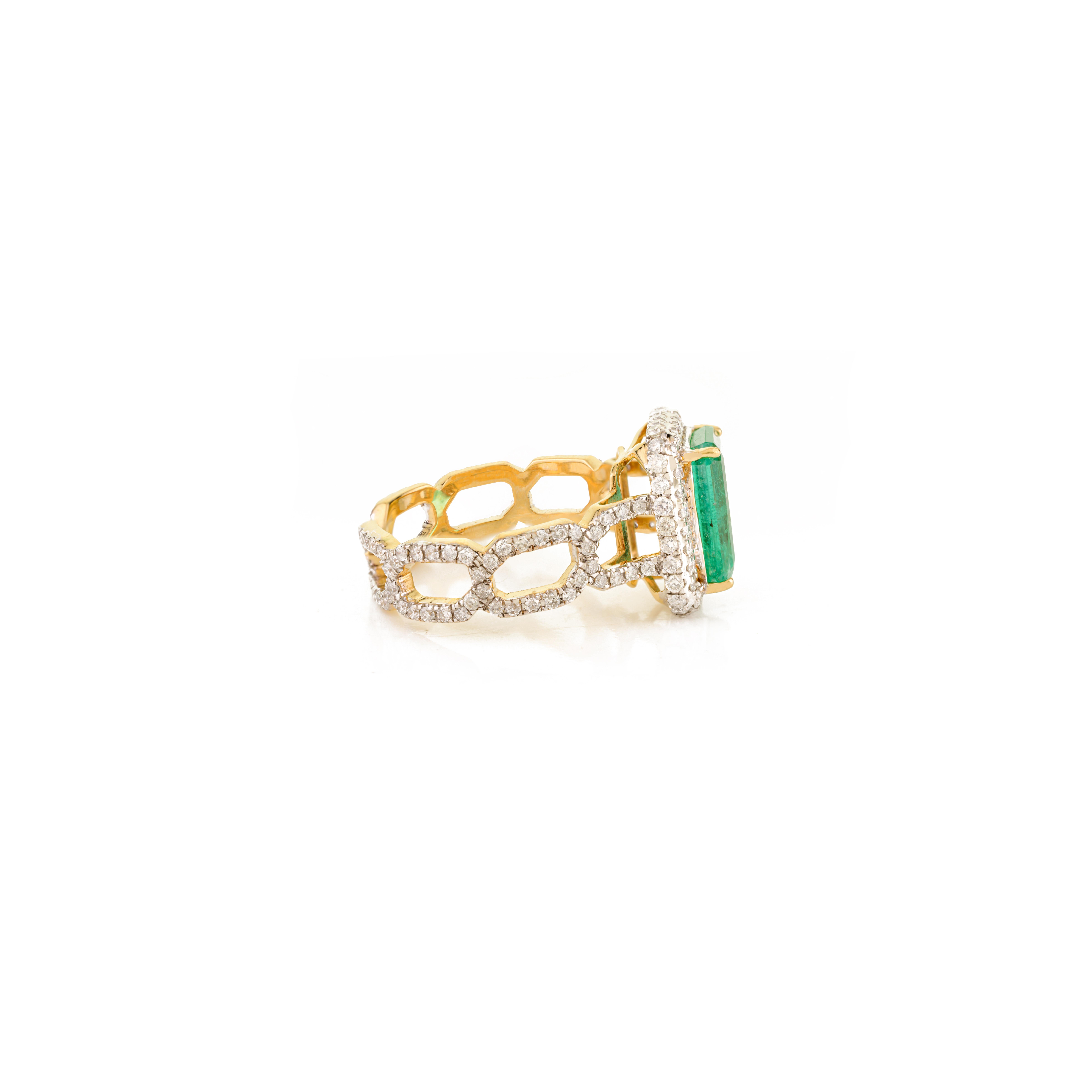 En vente :  Luxury Unisex Statement Ring with Emerald & Halo Diamonds 18k Solid Yellow Gold 7