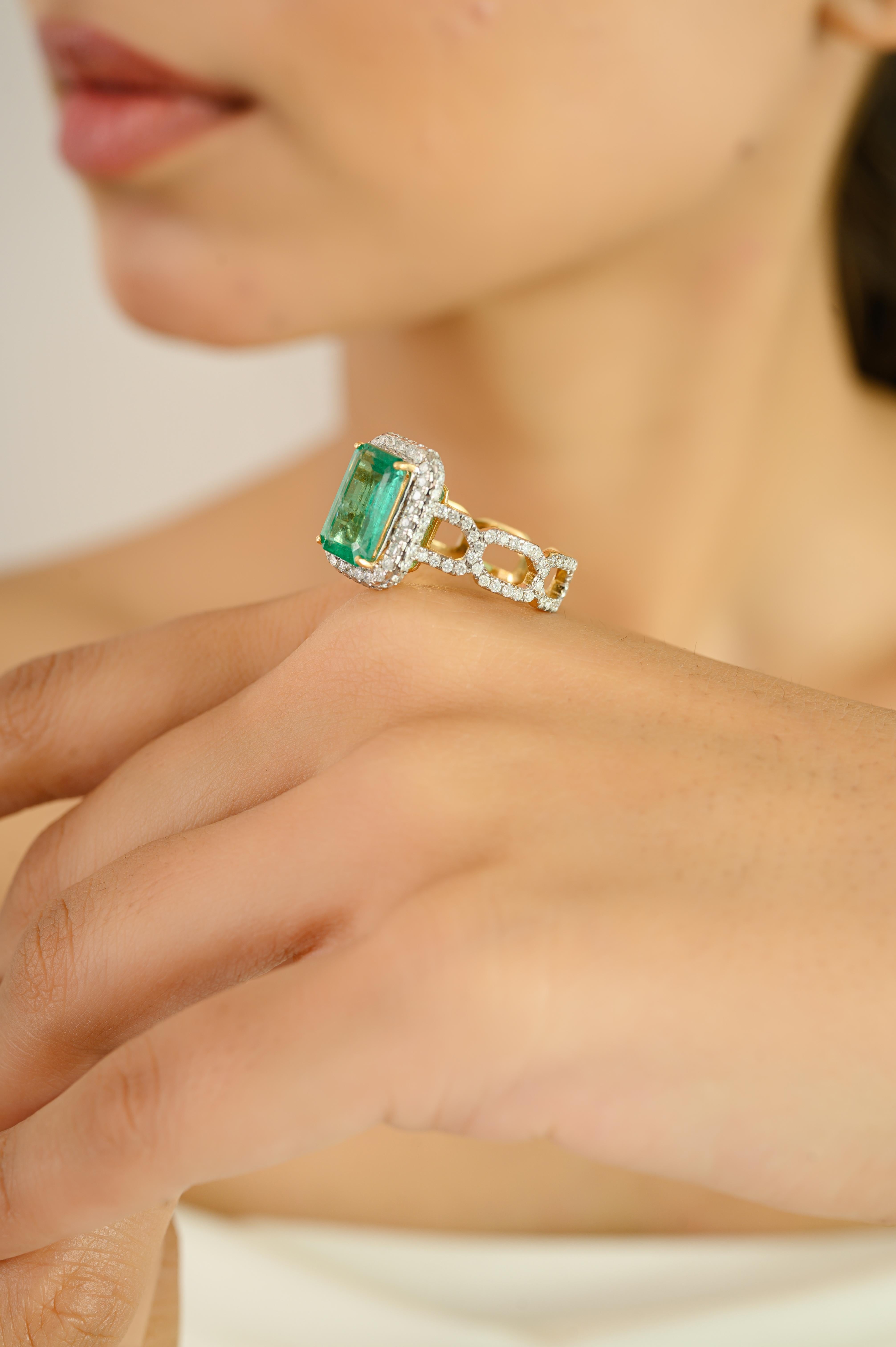 En vente :  Luxury Unisex Statement Ring with Emerald & Halo Diamonds 18k Solid Yellow Gold 8