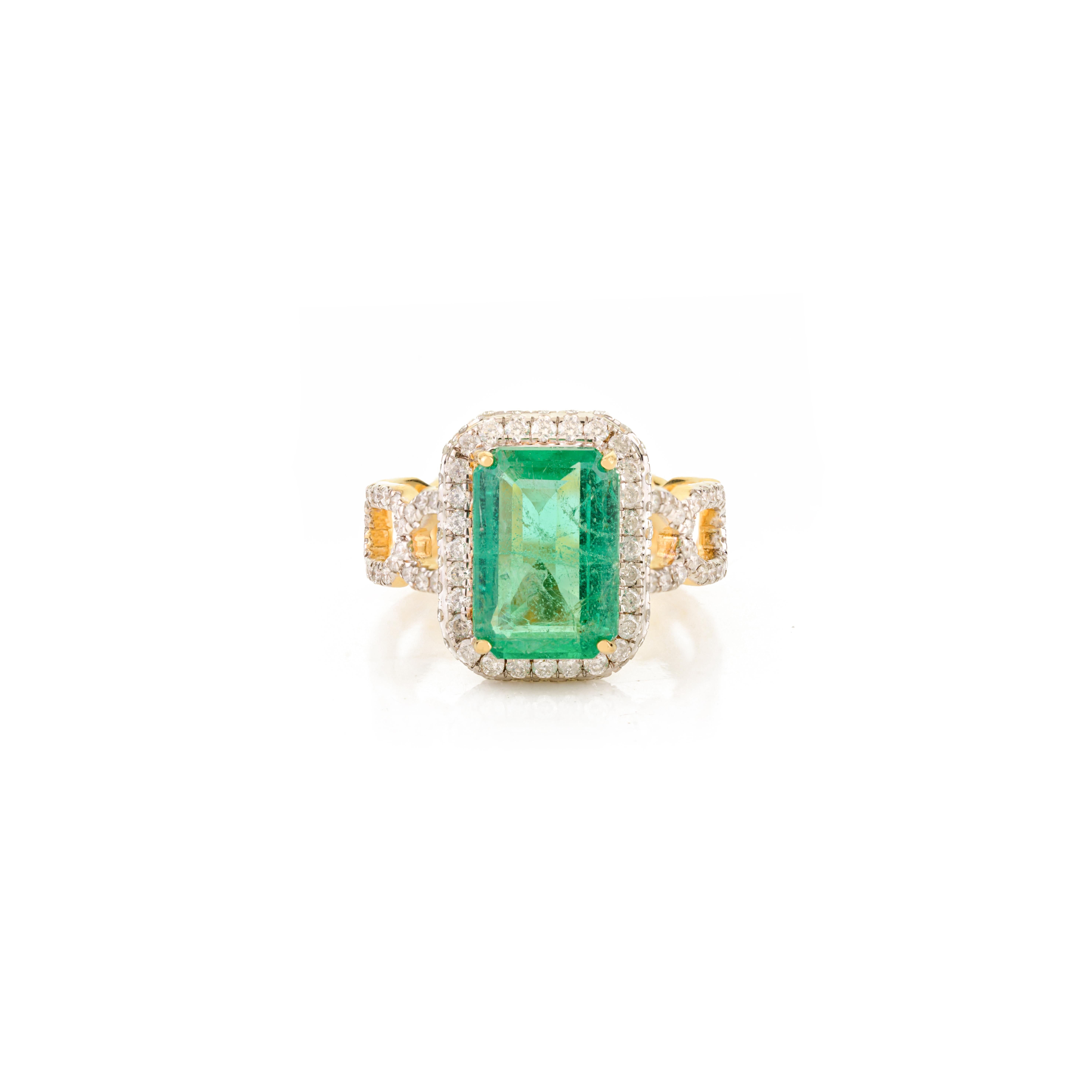 En vente :  Luxury Unisex Statement Ring with Emerald & Halo Diamonds 18k Solid Yellow Gold 9