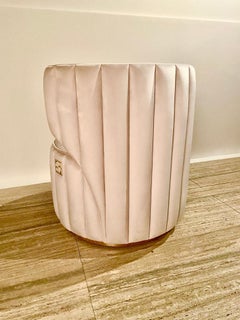 Tabouret de luxe en velours souple ivoire rembourré, signature