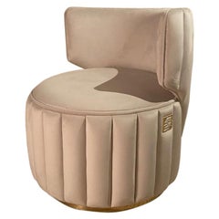 Tabouret de luxe en velours souple ivoire rembourré, signature