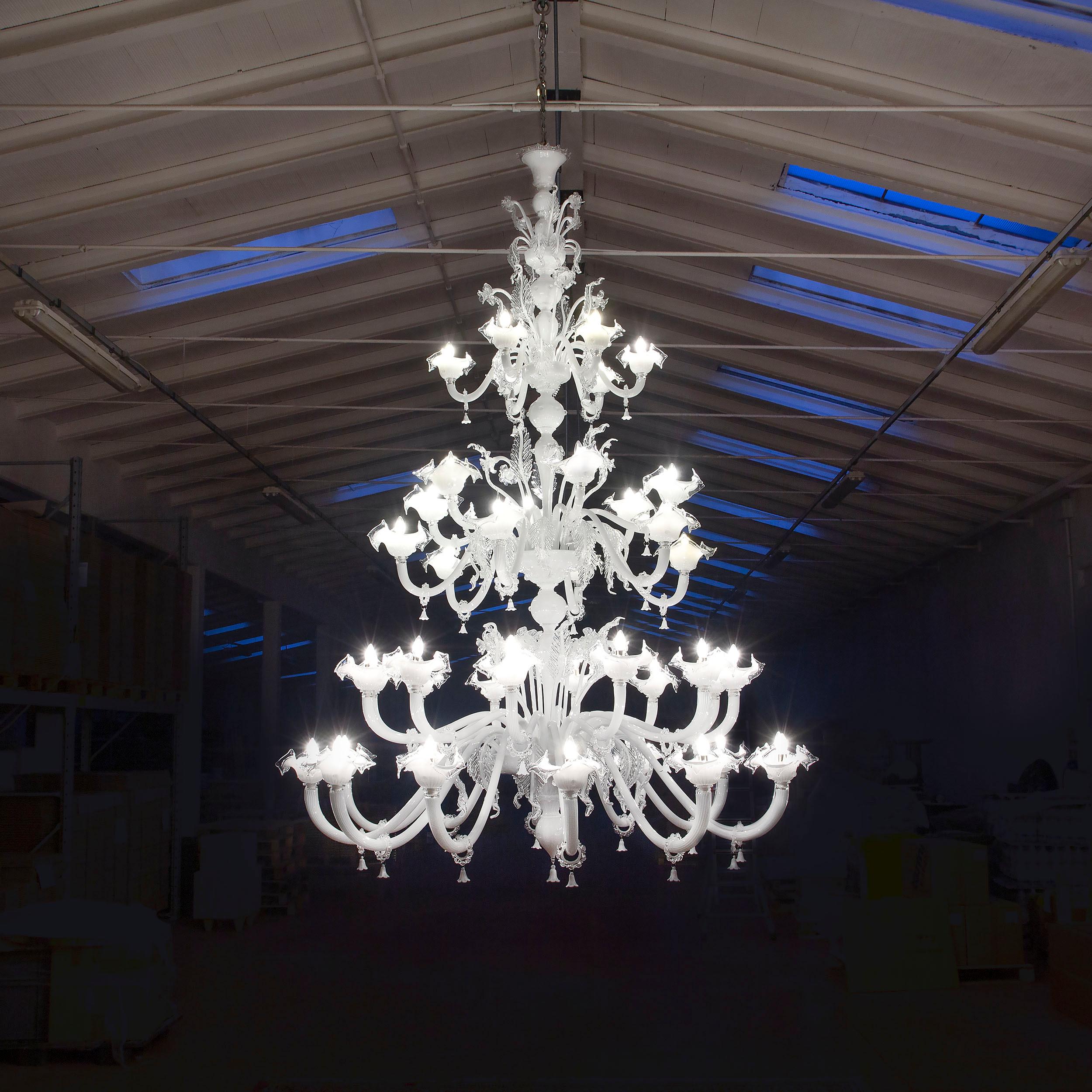 Lampadario di lusso in stile veneziano a 5 bracci in vetro di Murano nero e oro di Multiforme In condizioni Nuovo in vendita a Trebaseleghe, IT