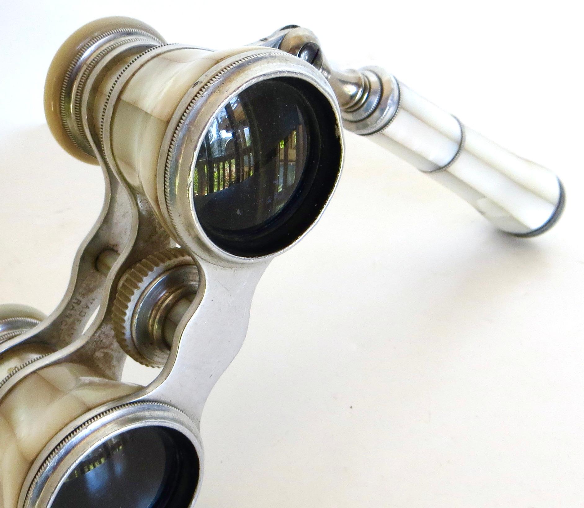 Absolutely exquisite pair of operable mother of pearl high quality luxury French Opera Glasses with fancy lorgnette style handle and metal mounts. Premium mother of pearl and only the most glowing pearlescent shells of abalone or oyster,