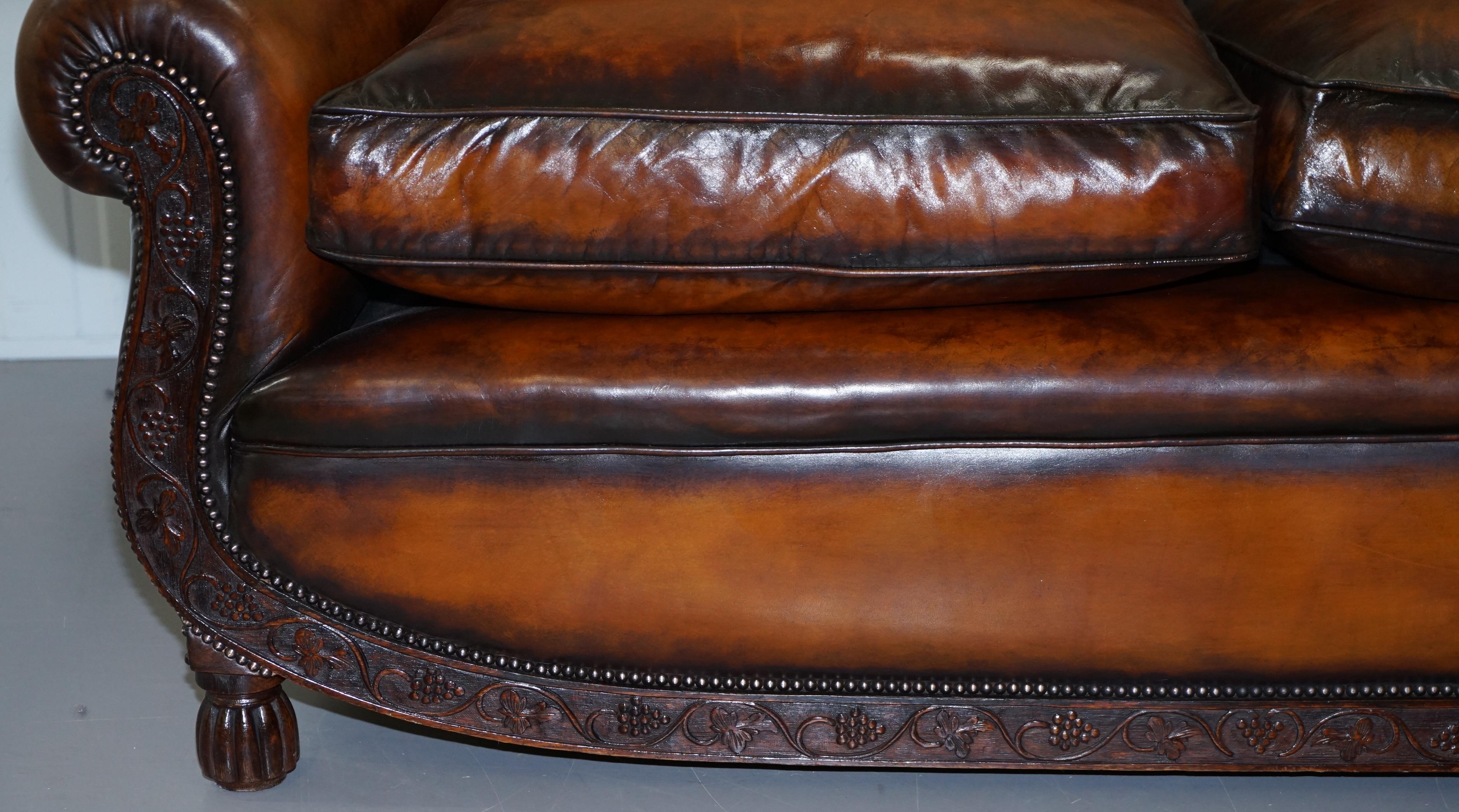 Luxueux canapé victorien deux places en cuir marron vieilli, teinté à la main et sculpté à la main de motifs floraux en vente 7
