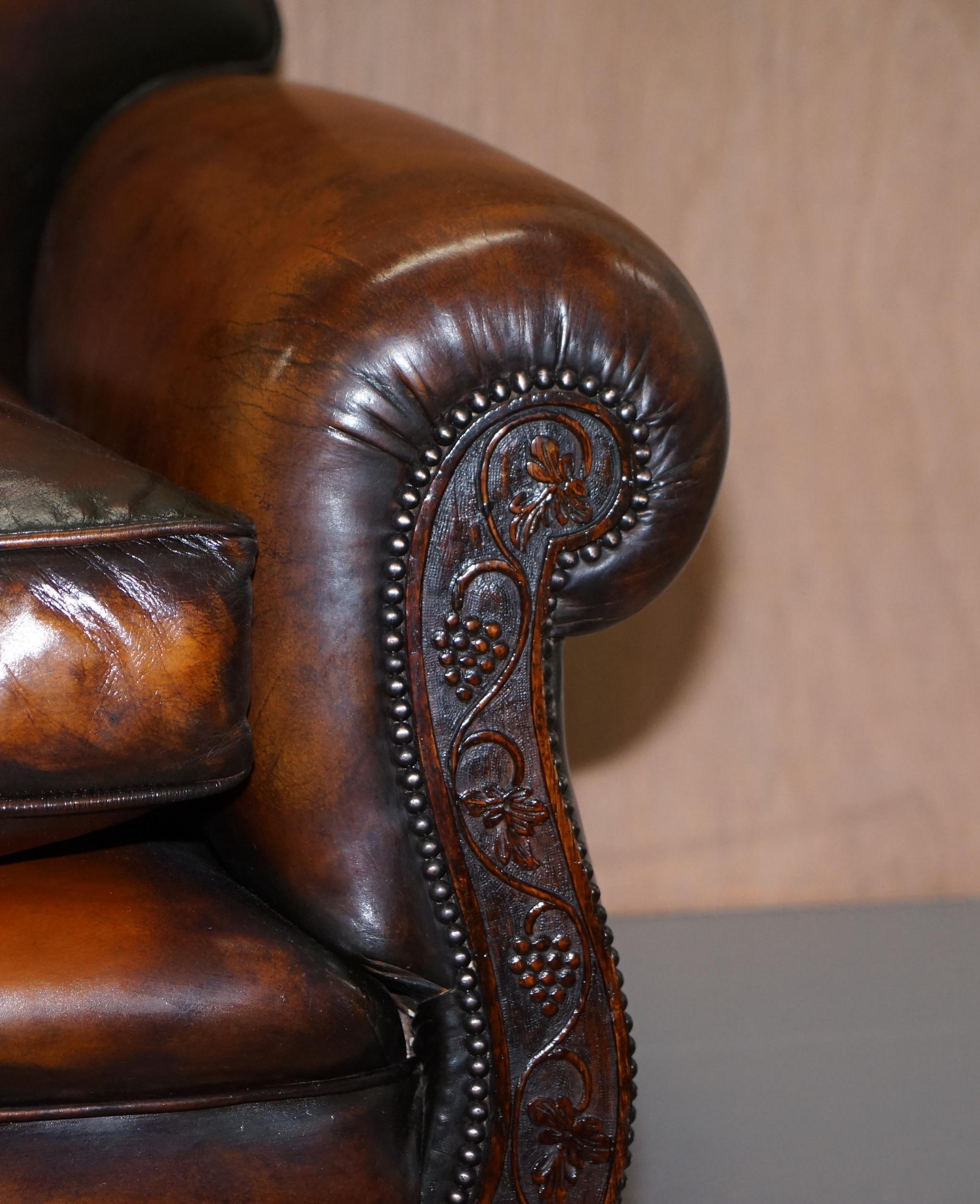 Luxueux canapé victorien deux places en cuir marron vieilli, teinté à la main et sculpté à la main de motifs floraux en vente 9