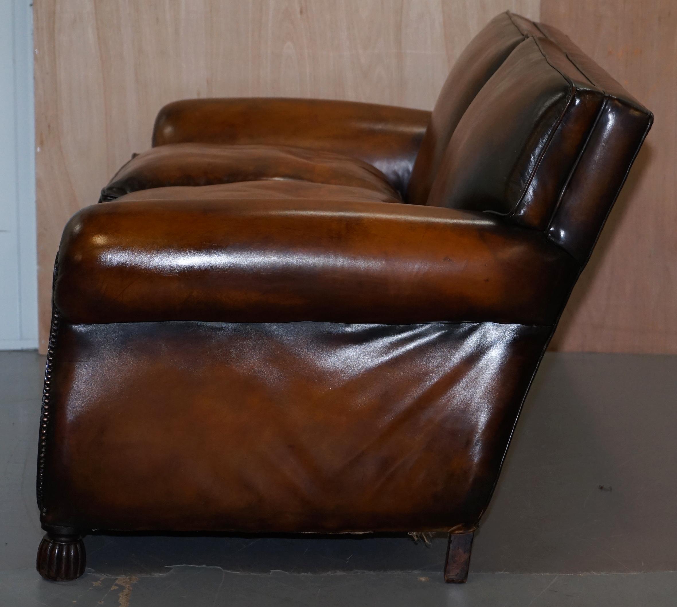 Luxueux canapé victorien deux places en cuir marron vieilli, teinté à la main et sculpté à la main de motifs floraux en vente 13