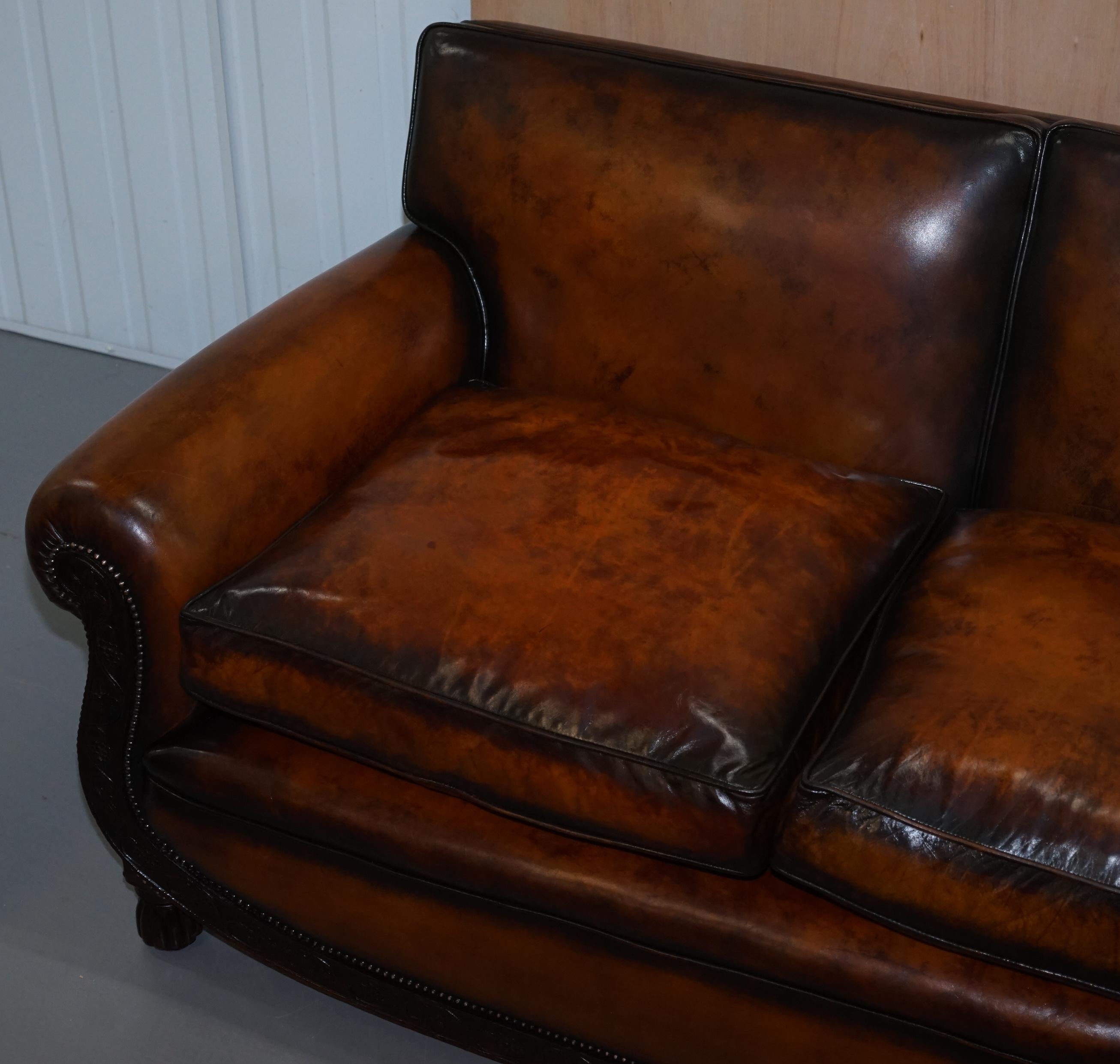 Luxus viktorianischen Hand gefärbt Aged Brown Leder zwei Sitz Sofa Hand geschnitzt Floral (Viktorianisch) im Angebot