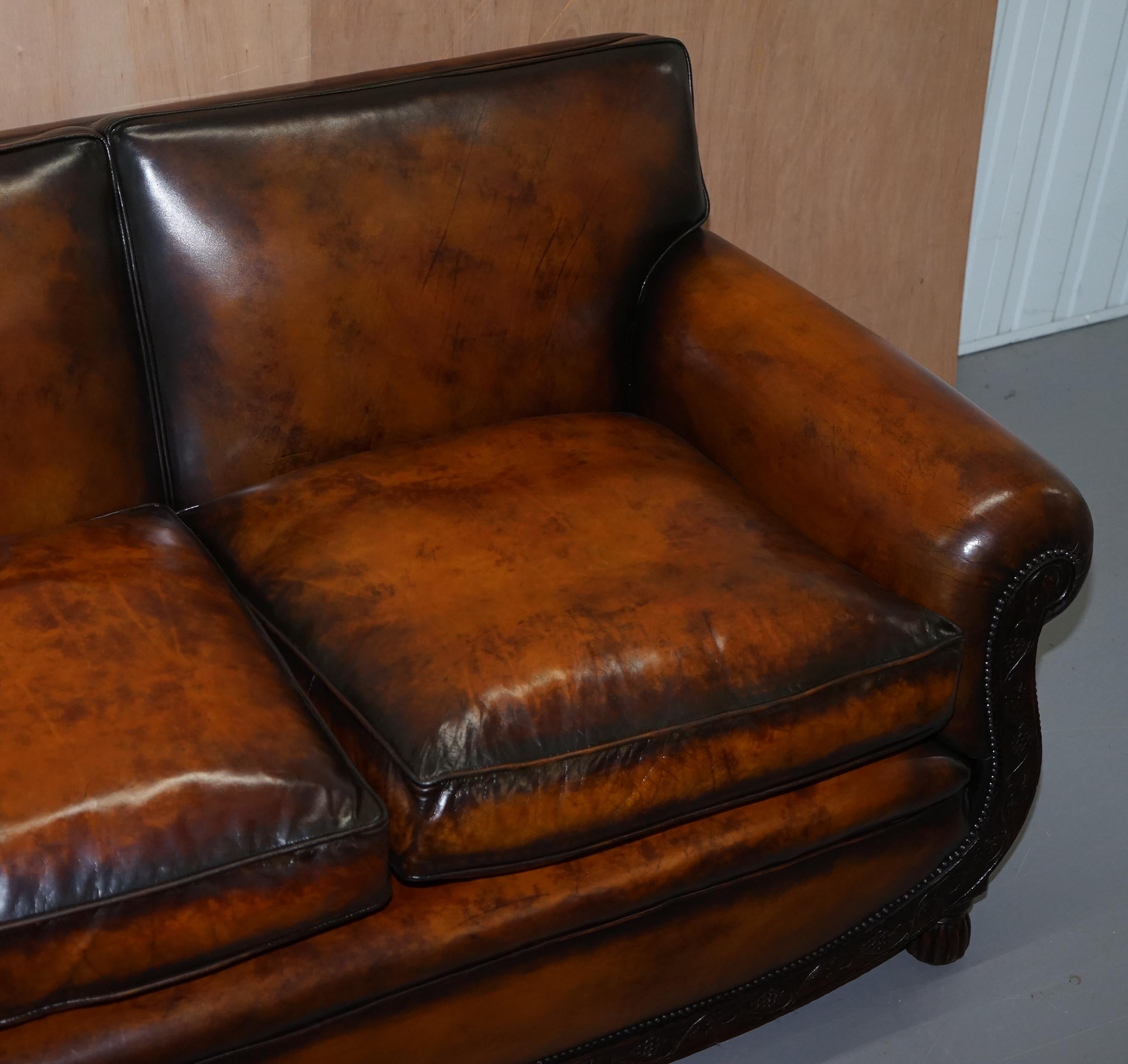 Anglais Luxueux canapé victorien deux places en cuir marron vieilli, teinté à la main et sculpté à la main de motifs floraux en vente