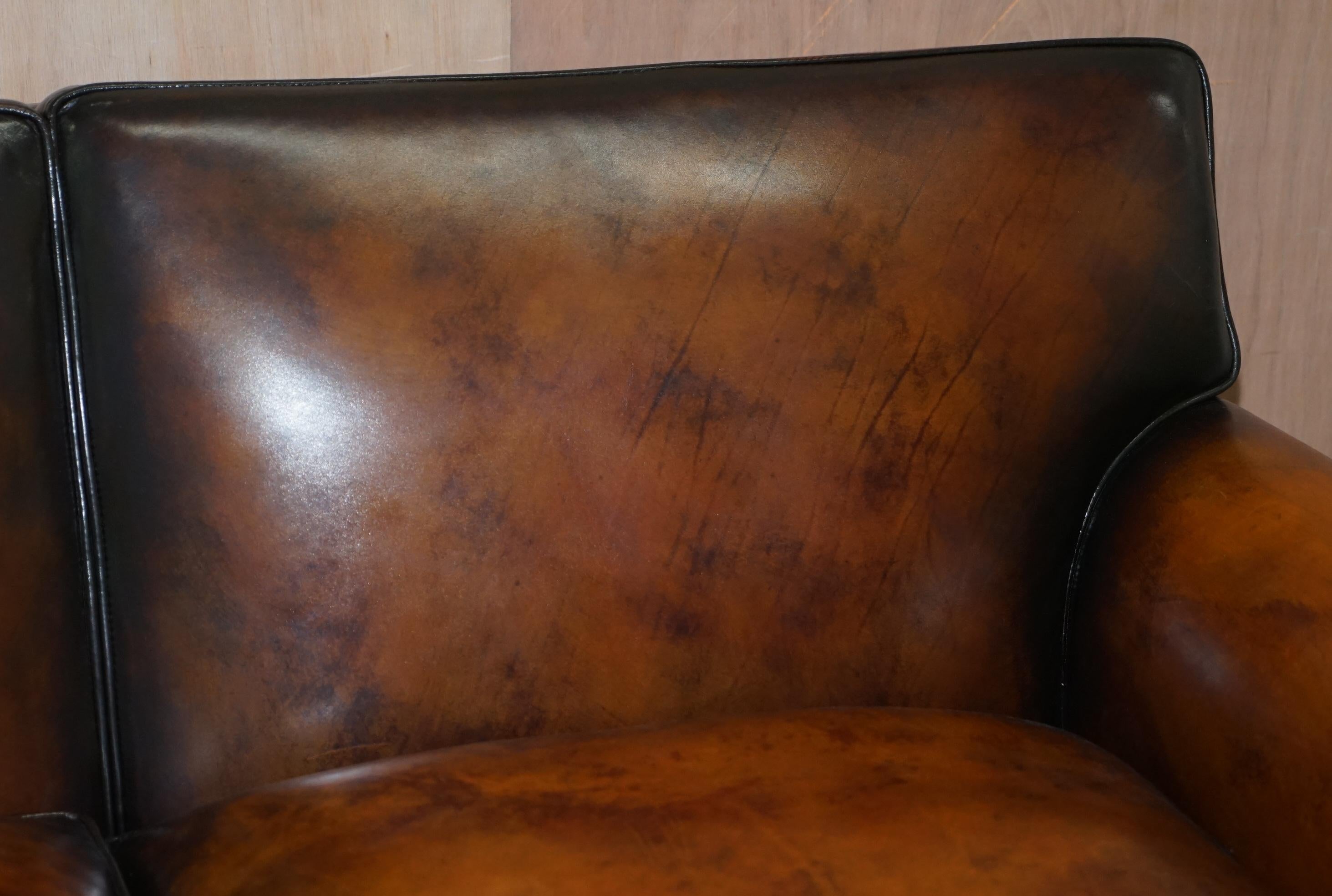 Fait main Luxueux canapé victorien deux places en cuir marron vieilli, teinté à la main et sculpté à la main de motifs floraux en vente