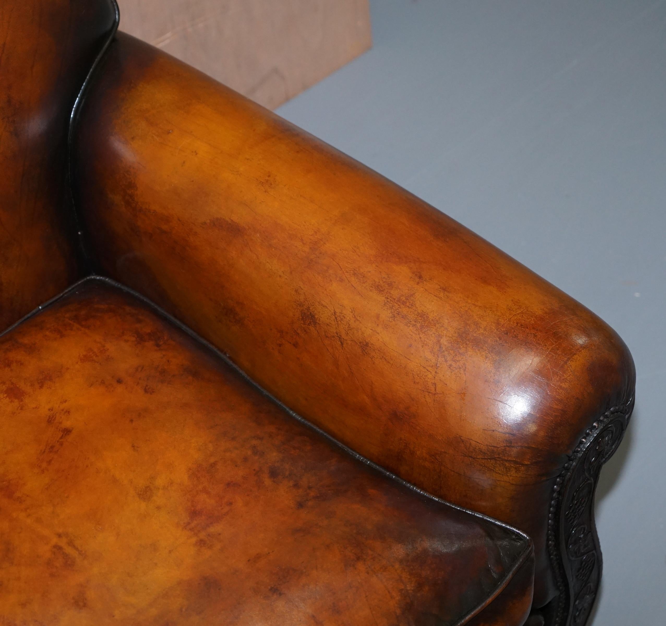 Luxueux canapé victorien deux places en cuir marron vieilli, teinté à la main et sculpté à la main de motifs floraux en vente 2