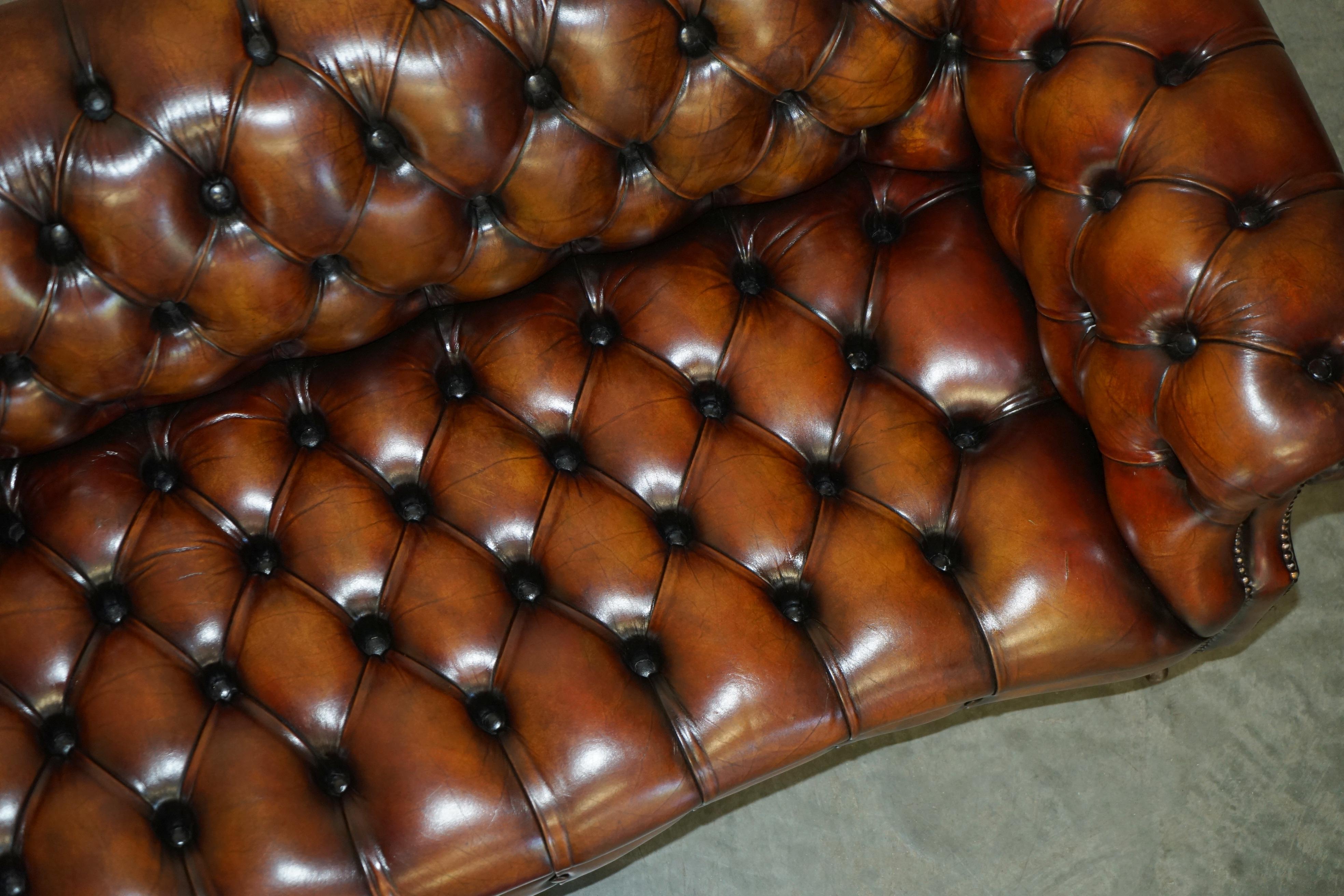 Divano Chesterfield in pelle marrone restaurato e tinto a mano in vendita 2