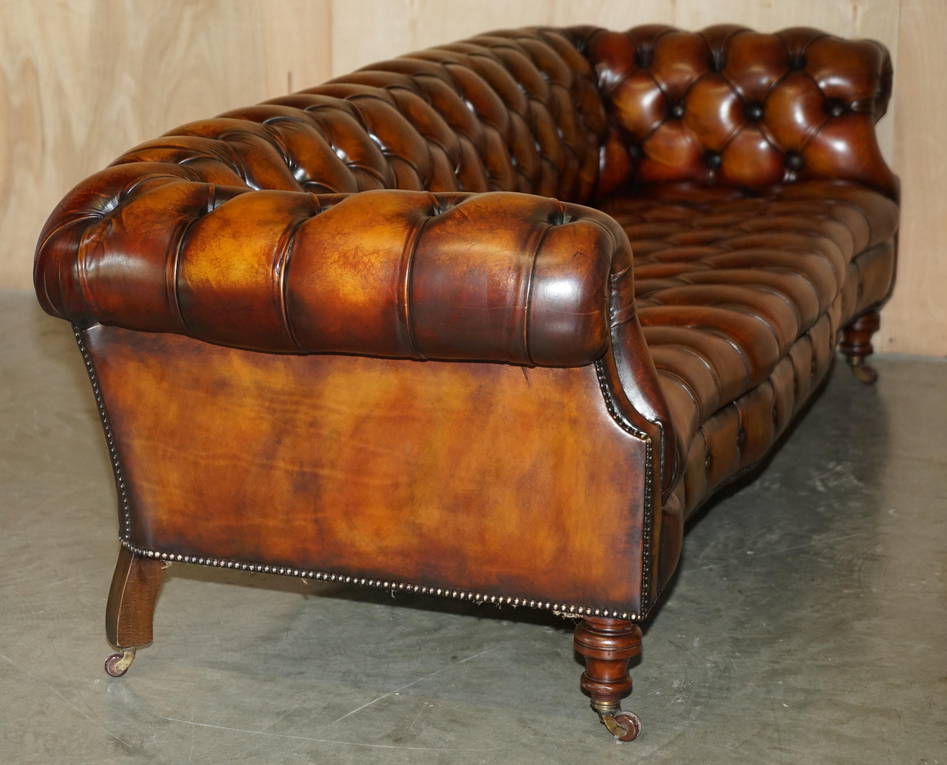 Divano Chesterfield in pelle marrone restaurato e tinto a mano in vendita 3