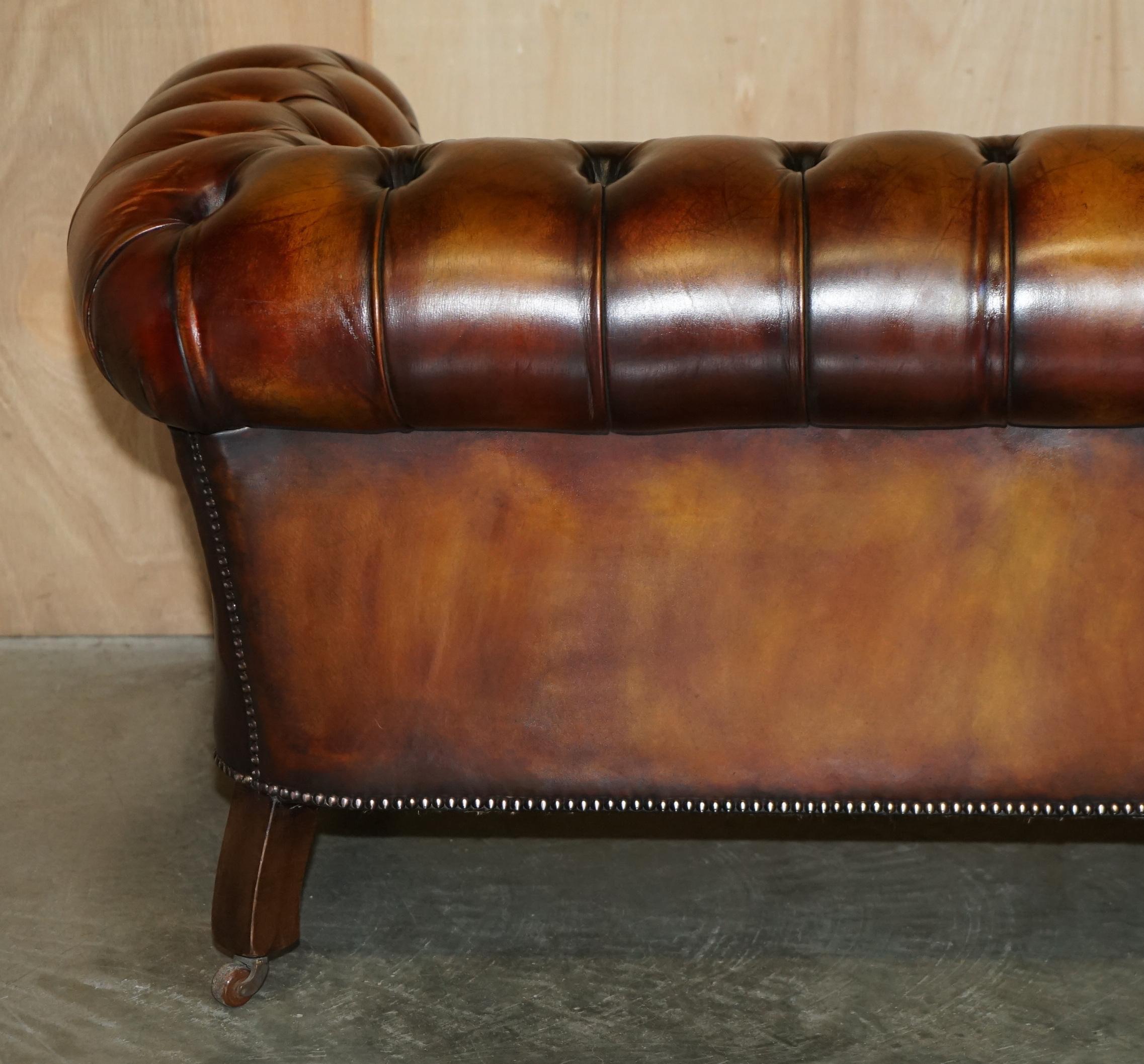 Divano Chesterfield in pelle marrone restaurato e tinto a mano in vendita 5