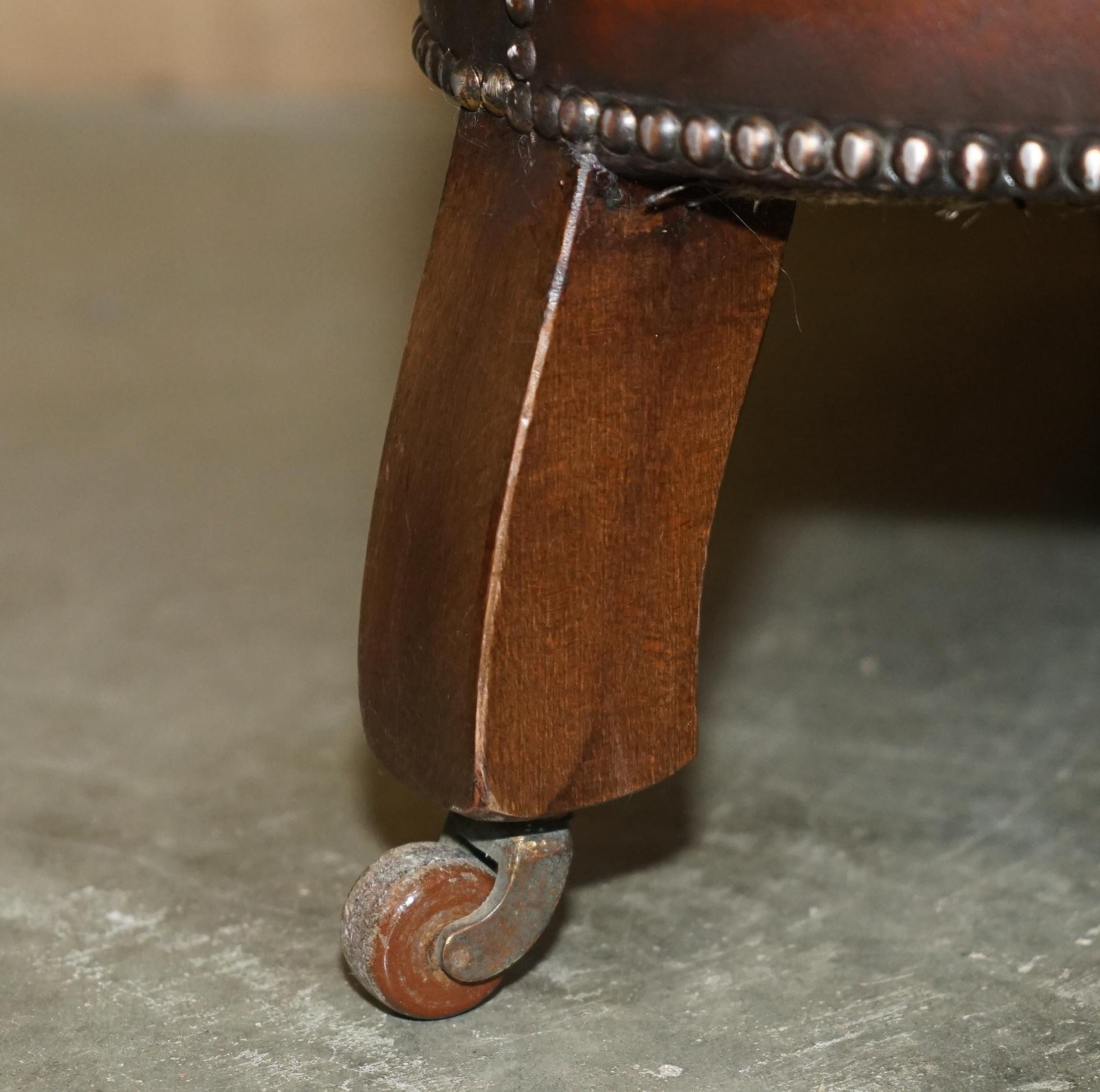 Divano Chesterfield in pelle marrone restaurato e tinto a mano in vendita 6
