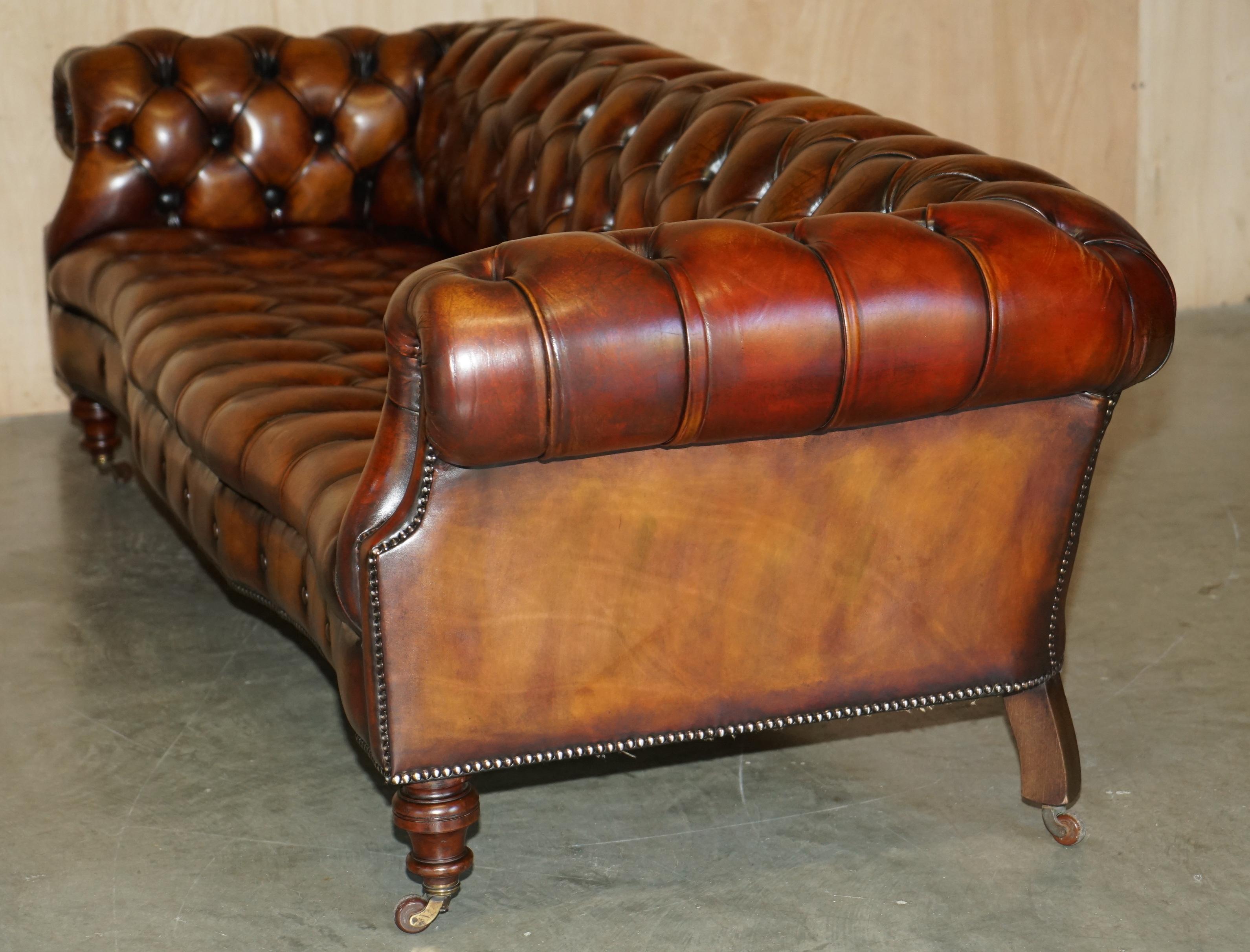 Divano Chesterfield in pelle marrone restaurato e tinto a mano in vendita 7