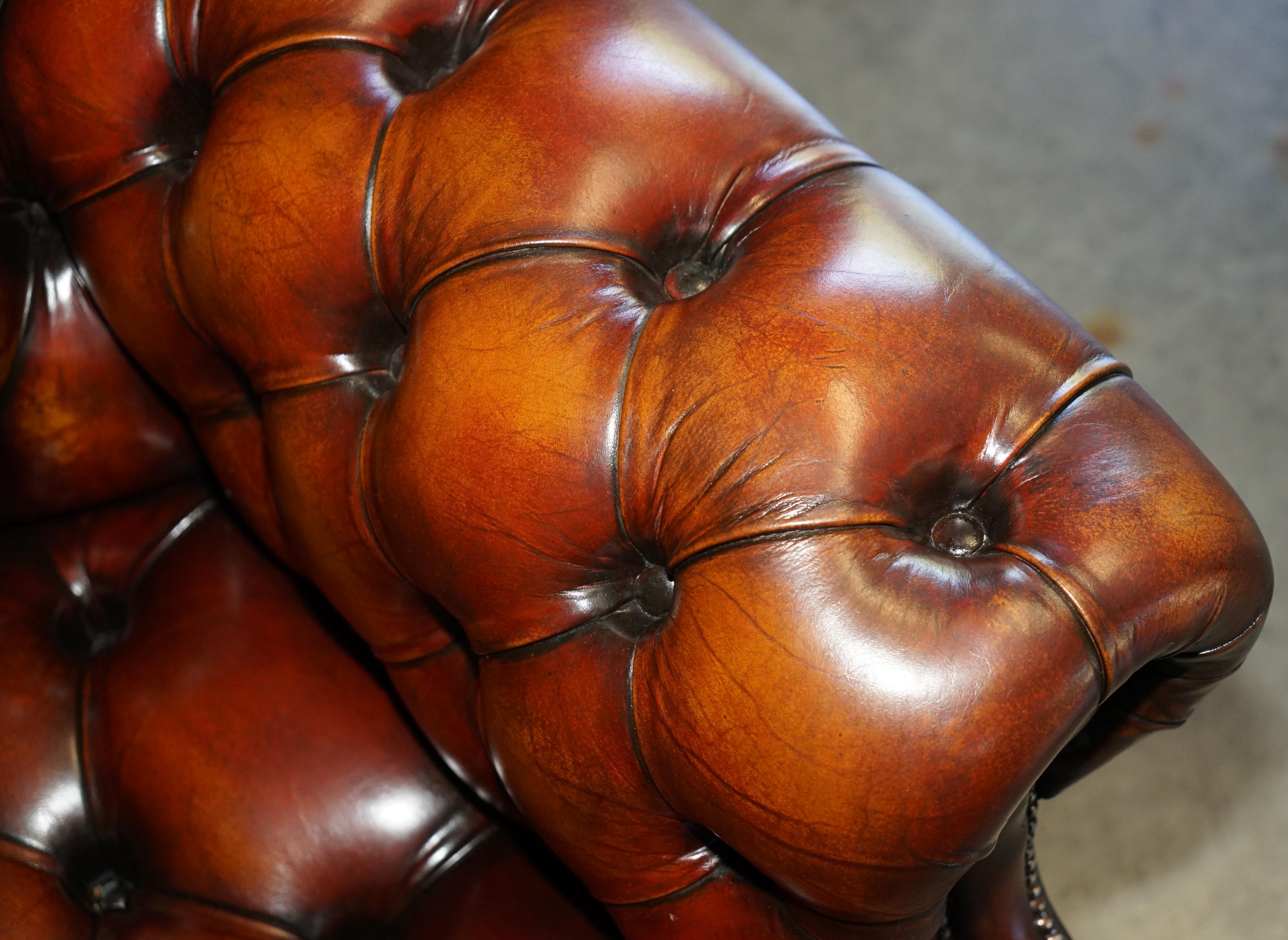 Divano Chesterfield in pelle marrone restaurato e tinto a mano in vendita 8