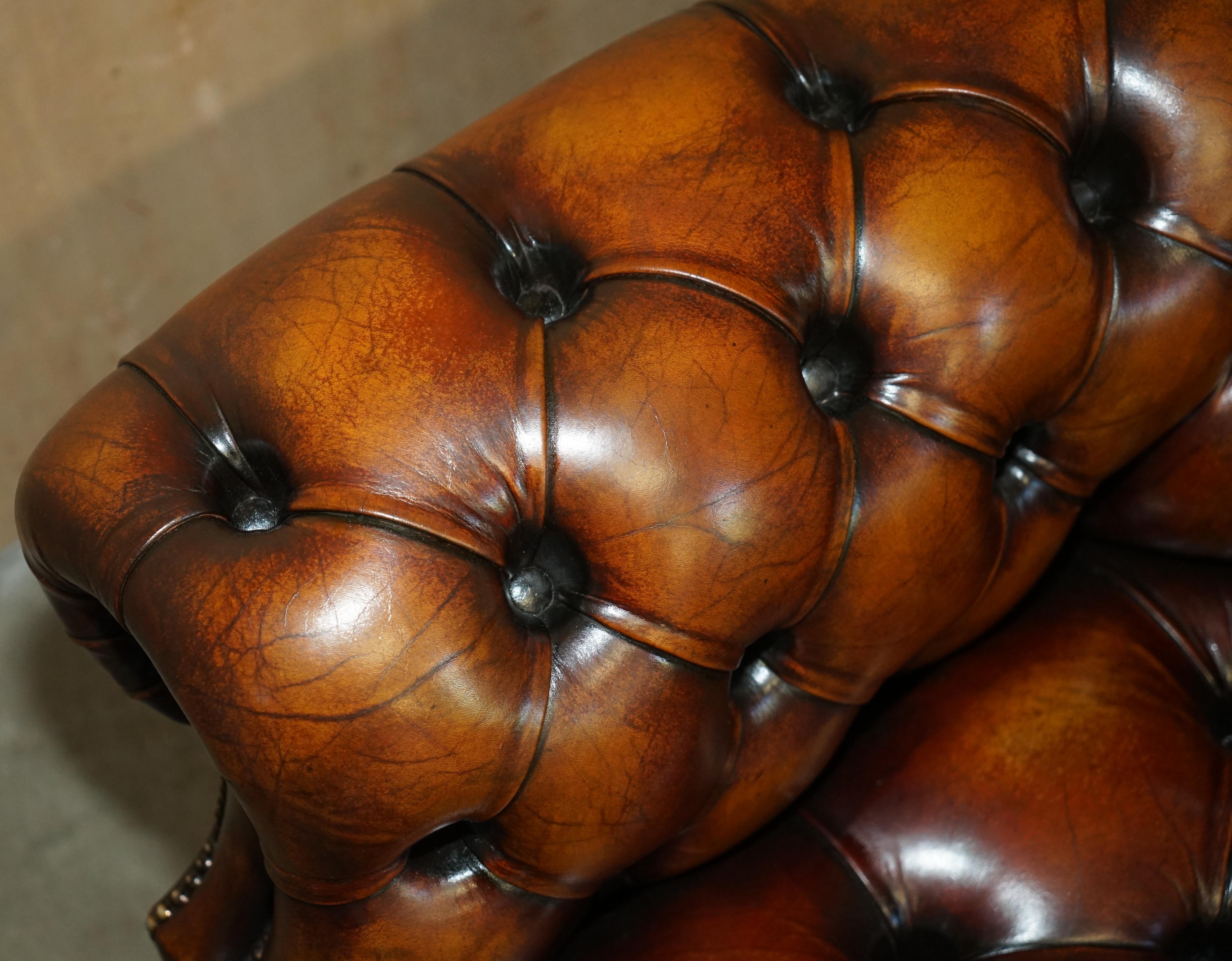 Divano Chesterfield in pelle marrone restaurato e tinto a mano in vendita 9