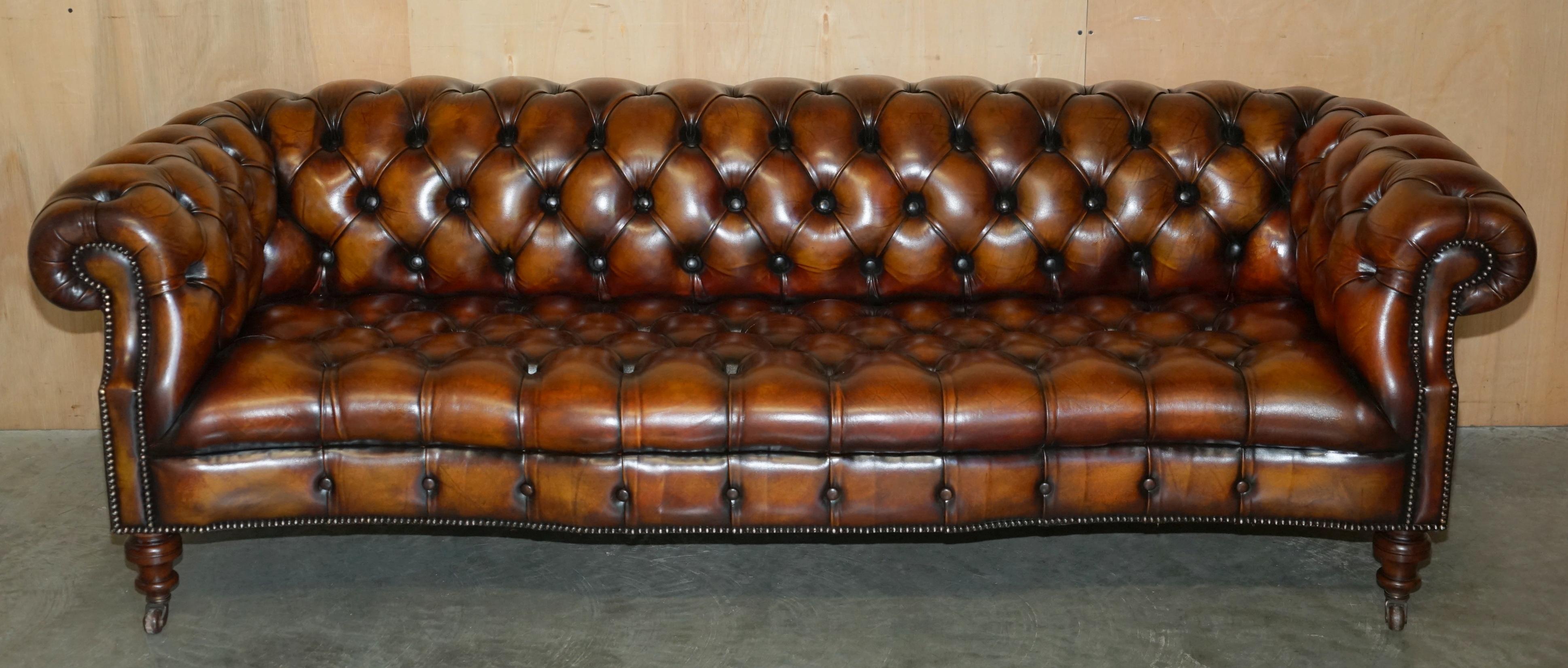 Casa Reale Antiquariato

Royal House Antiques è lieta di offrire in vendita questo splendido divano club Chesterfield in pelle marrone tinta a mano e completamente restaurato, con gambe in mogano tornite a mano e rotelle originali in porcellana.