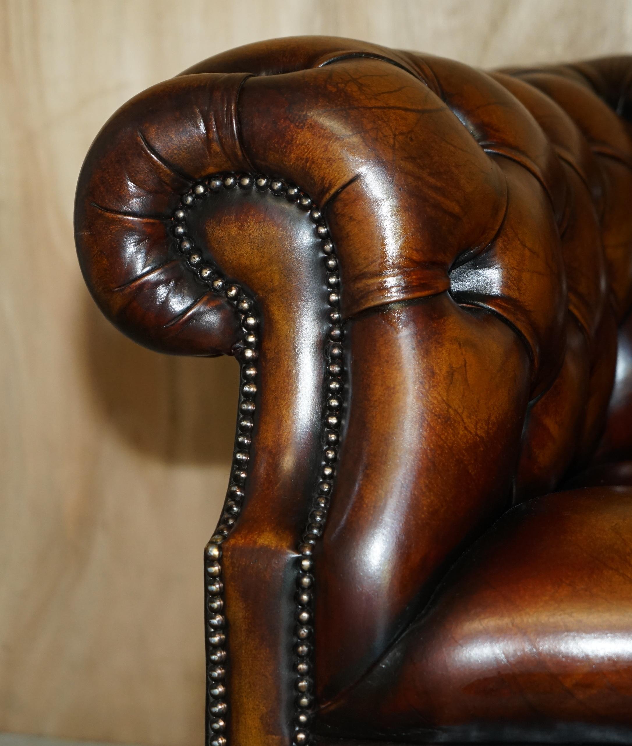 Vittoriano Divano Chesterfield in pelle marrone restaurato e tinto a mano in vendita