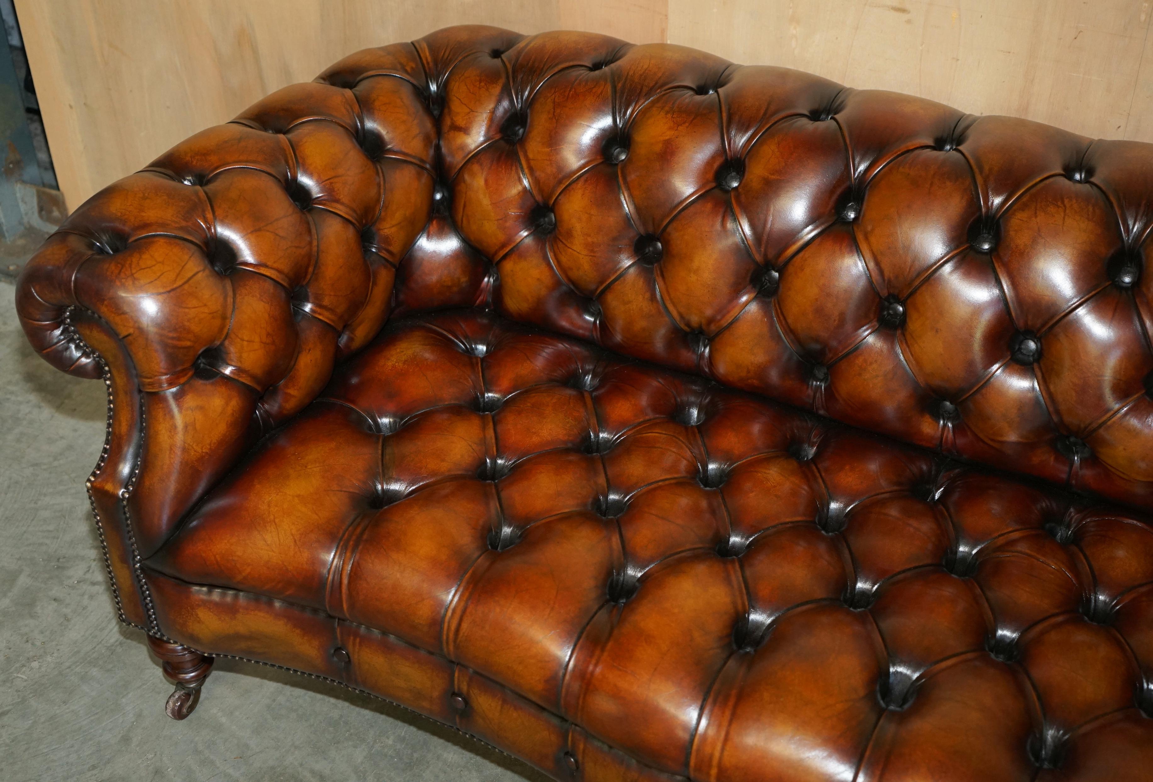Fatto a mano Divano Chesterfield in pelle marrone restaurato e tinto a mano in vendita