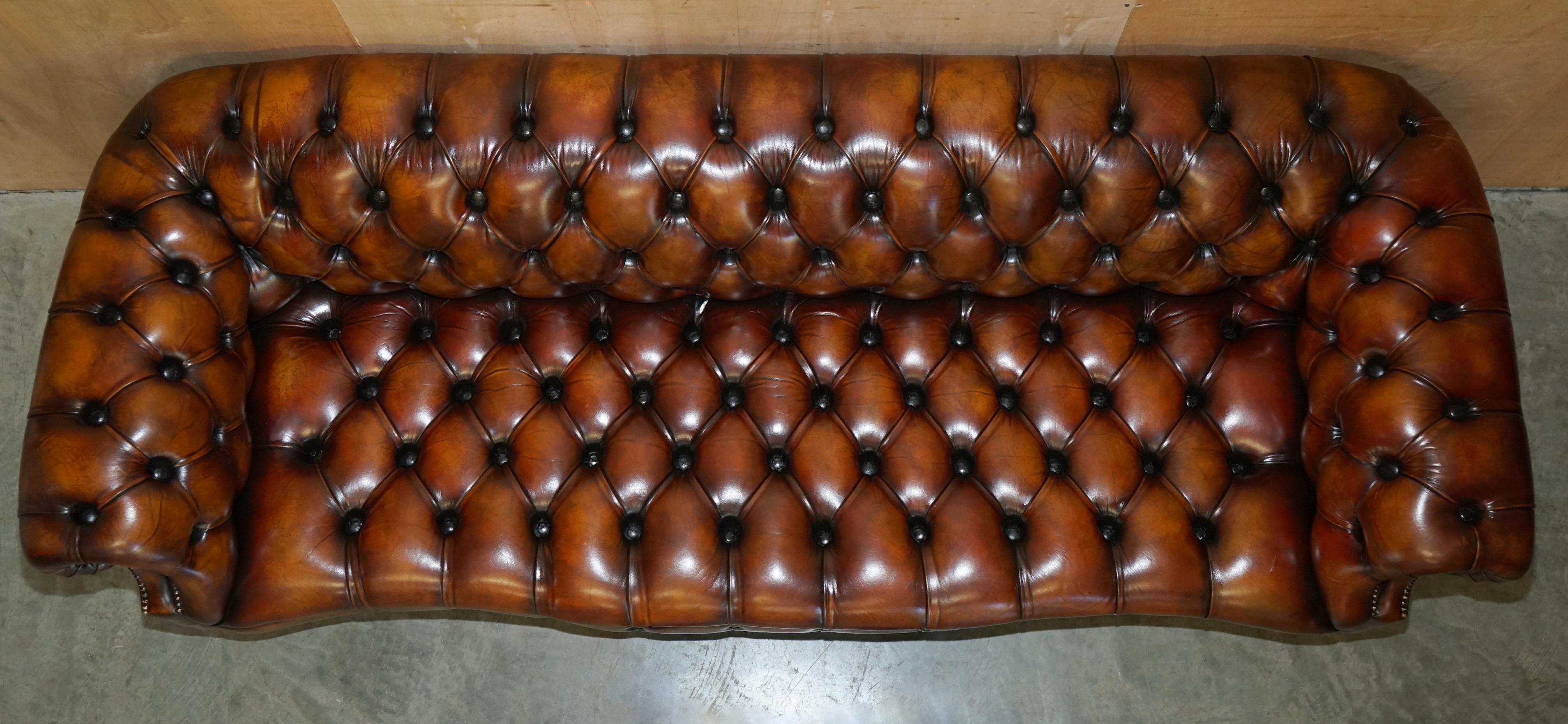 XIX secolo Divano Chesterfield in pelle marrone restaurato e tinto a mano in vendita