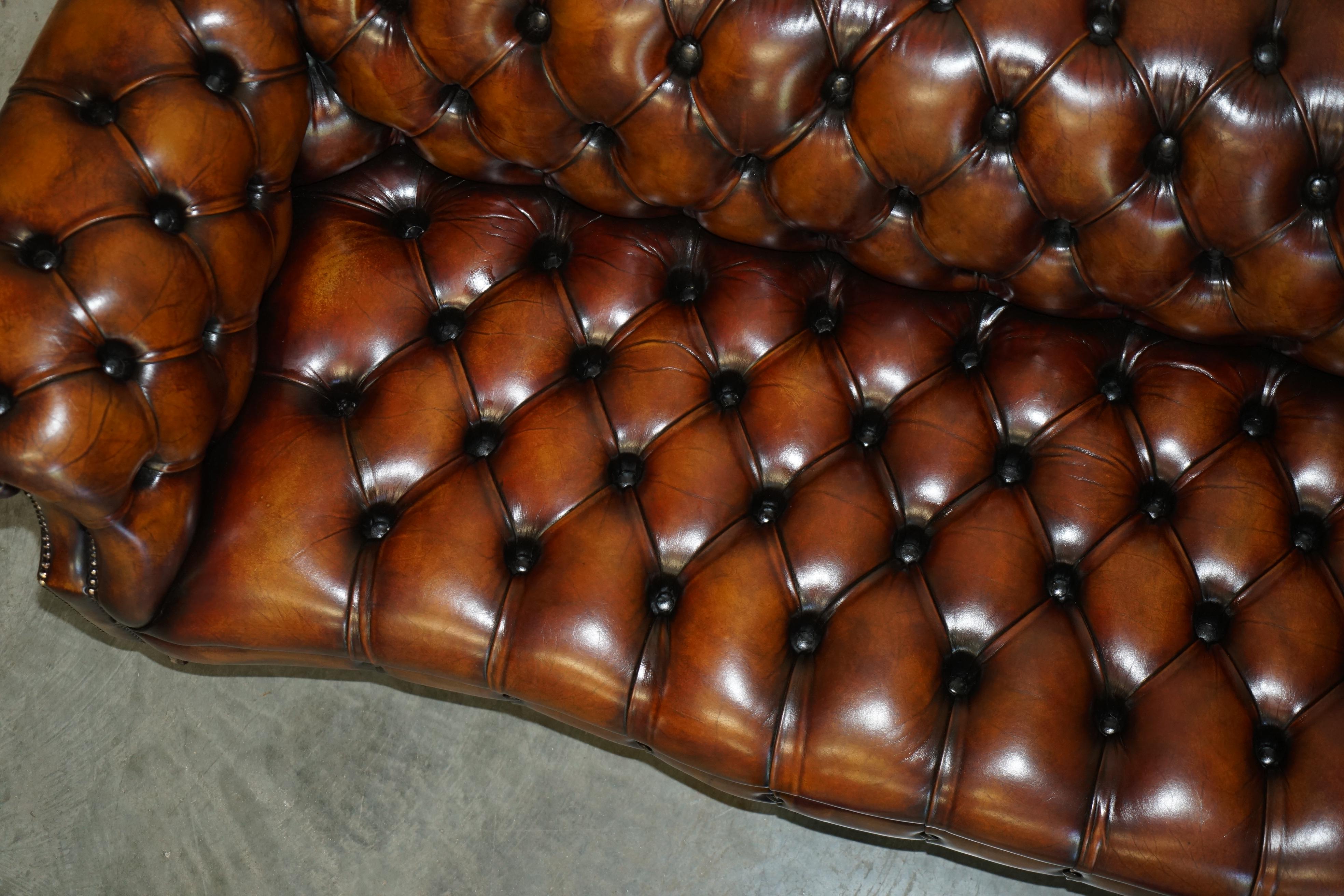 Pelle Divano Chesterfield in pelle marrone restaurato e tinto a mano in vendita