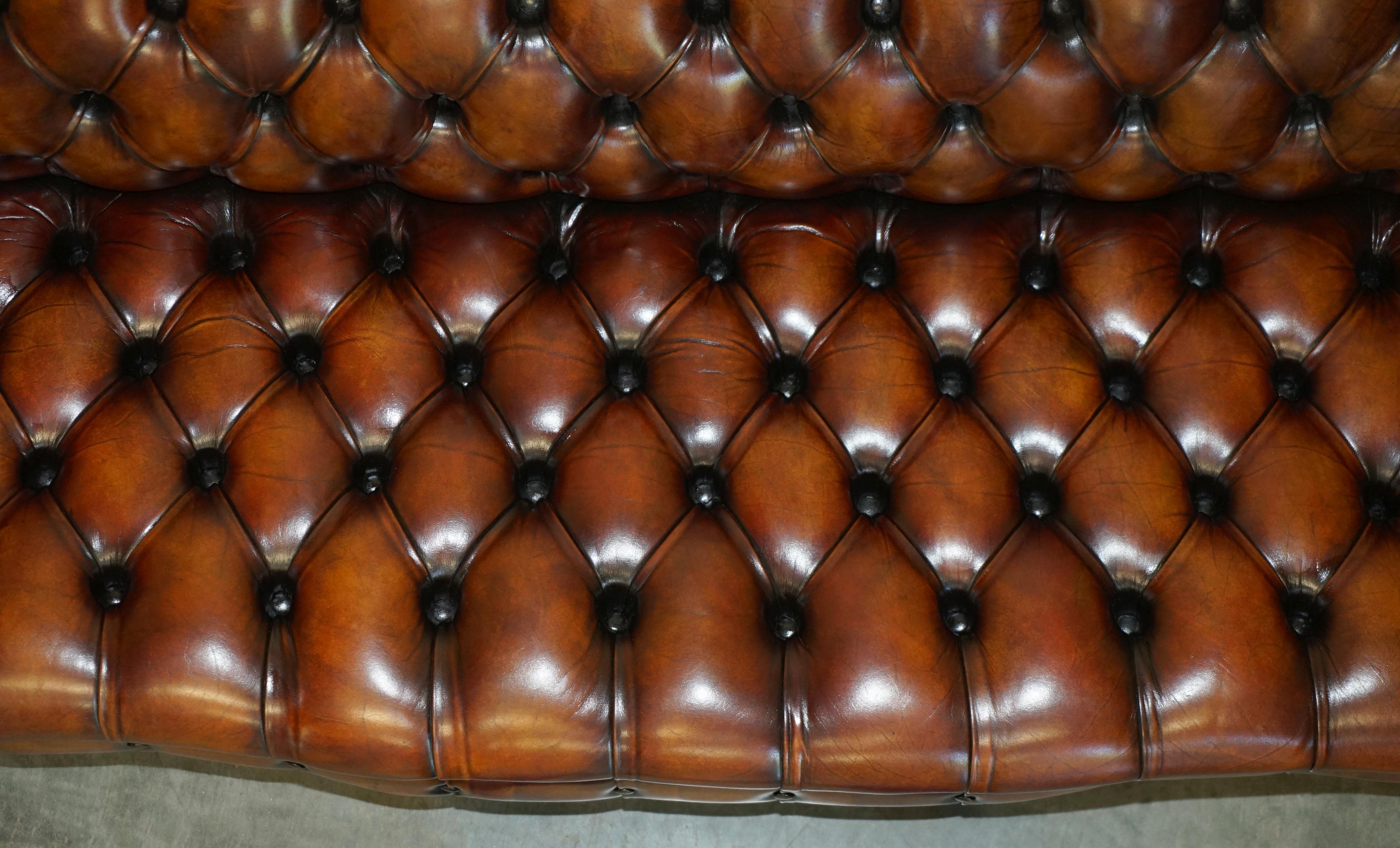 Divano Chesterfield in pelle marrone restaurato e tinto a mano in vendita 1