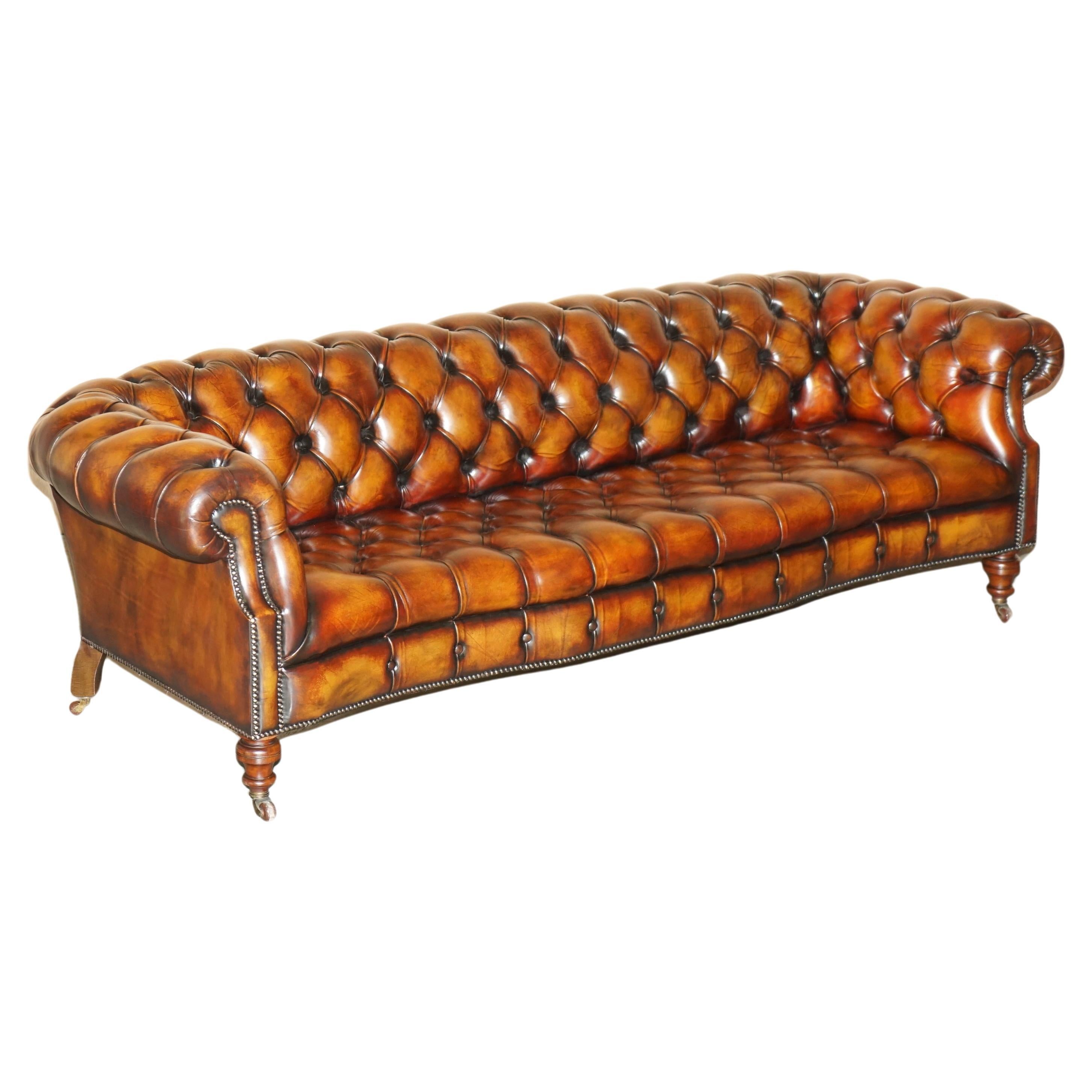 Divano Chesterfield in pelle marrone restaurato e tinto a mano in vendita