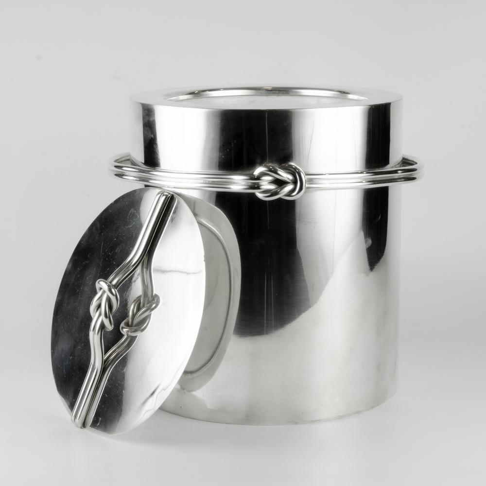                               Luxury Vintage Gucci Ice Bucket 1970

  Elevate your gatherings with this silver Gucci ice bucket, a vintage piece from around 1970 that epitomizes Italian craftsmanship. With the iconic style 
of the brand. This piece