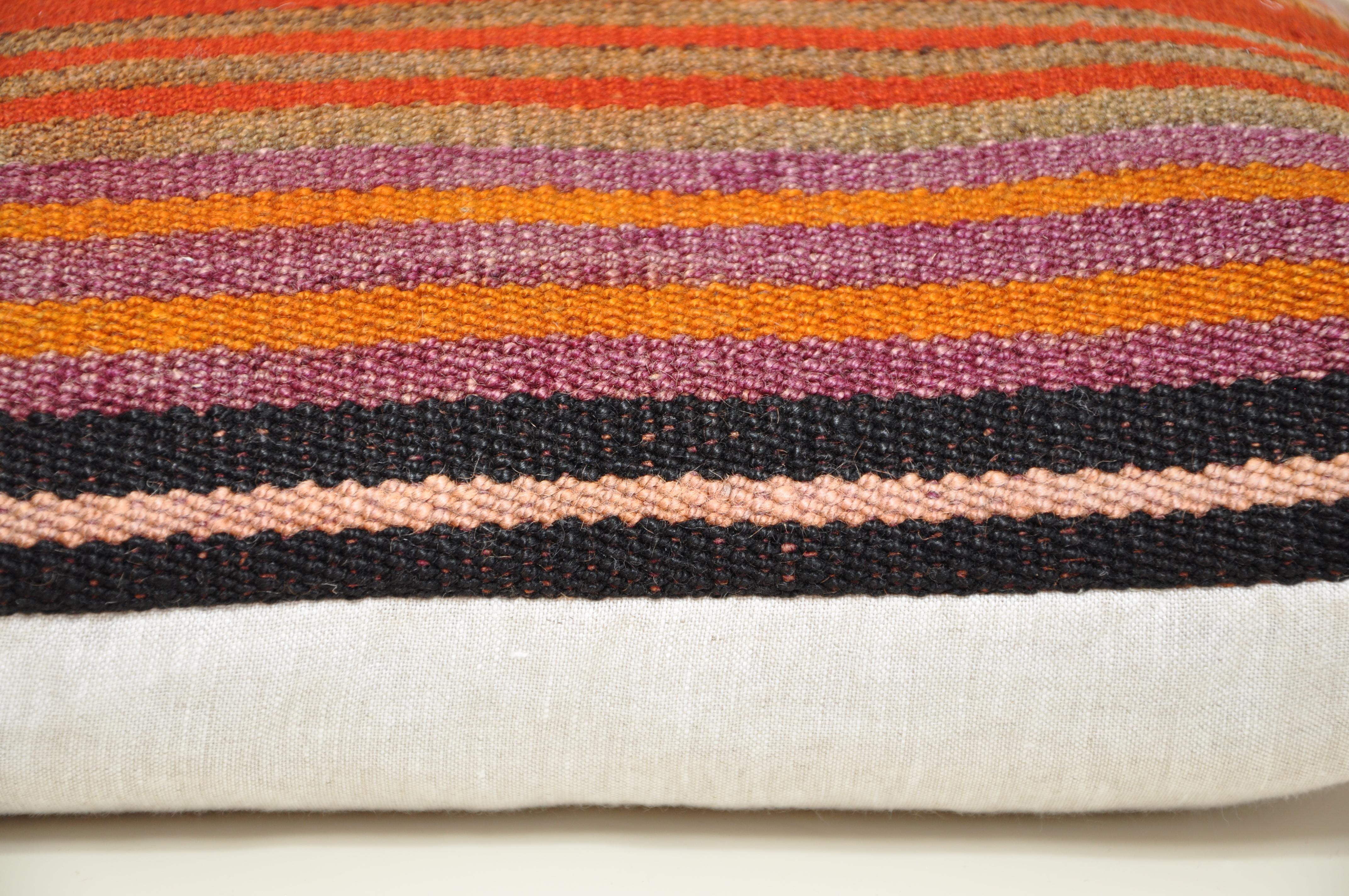 Luxuriöses Kissen aus einem exquisiten Stück Vintage-Kilim-Teppich in Kombination mit irischem Leinen der irischen Designerin Katie Larmour. 

In satten, warmen Farben wie Orange, Rost, Lila, Rot und sanftem Schwarz. 

Jedes Kissen wird in Irland
