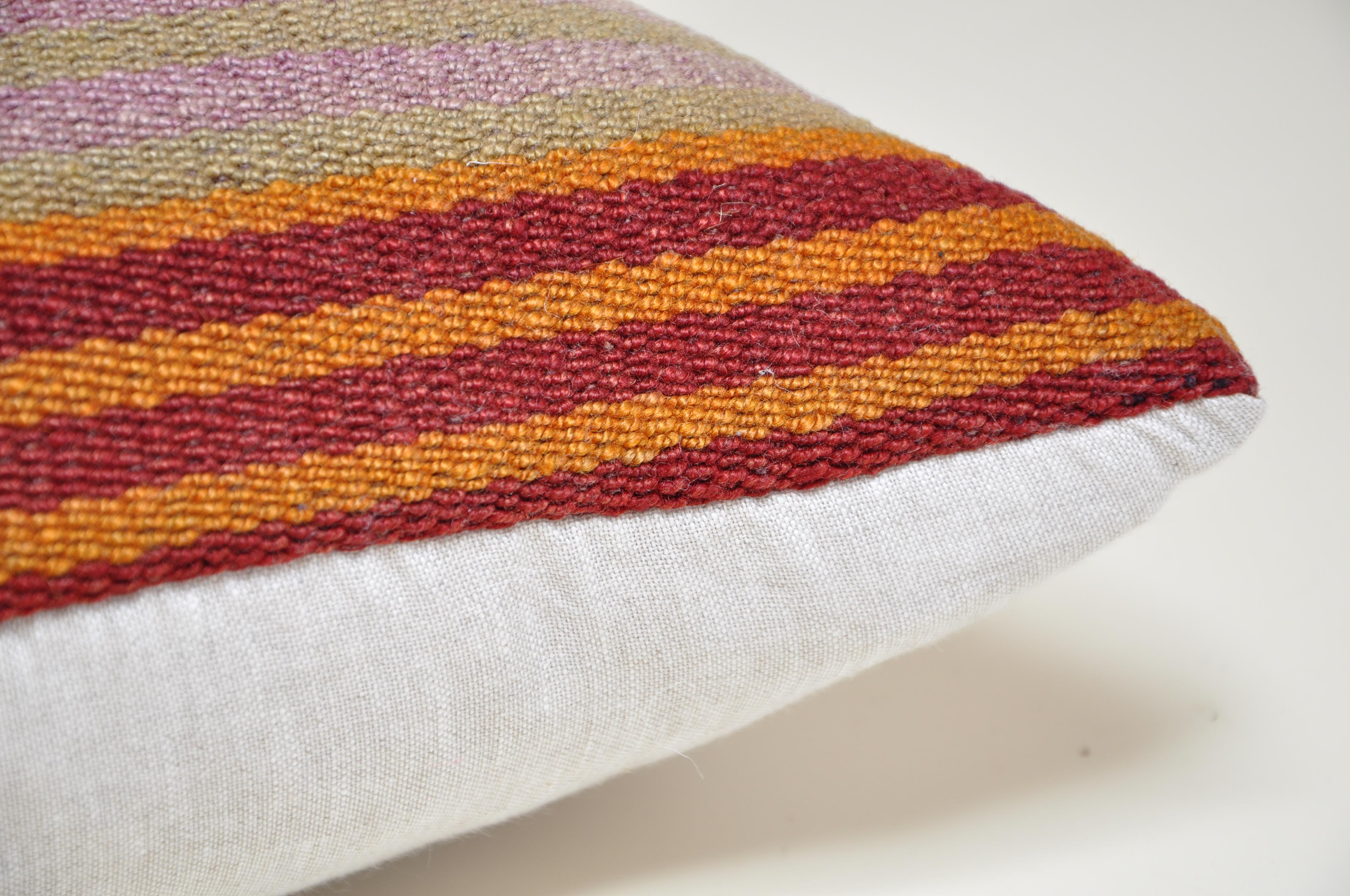 Luxuriöses Kissen aus irischem Leinen von Katie Larmour Kissen Vintage-Kilim-Teppich (Böhmisch) im Angebot