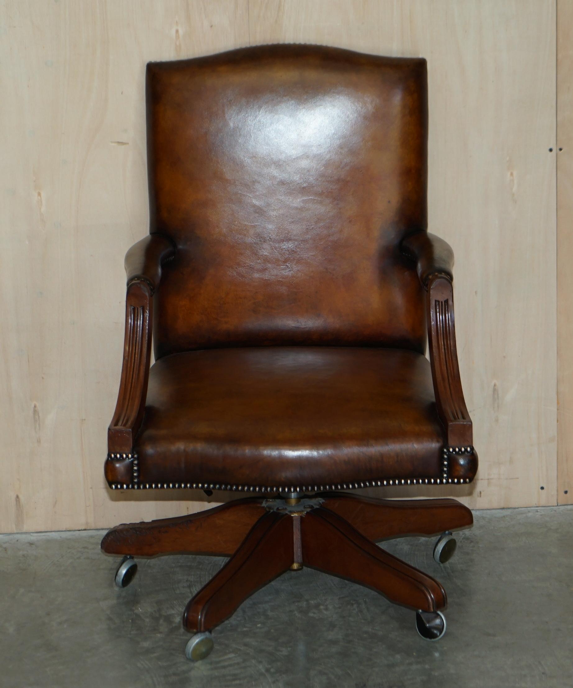 Nous sommes ravis d'offrir à la vente cette belle chaise de directeur en cuir brun cigare teint à la main, entièrement restaurée et encadrée de chêne.

Une très belle chaise de directeur, bien faite et confortable, je n'en ai pas vu une avec un
