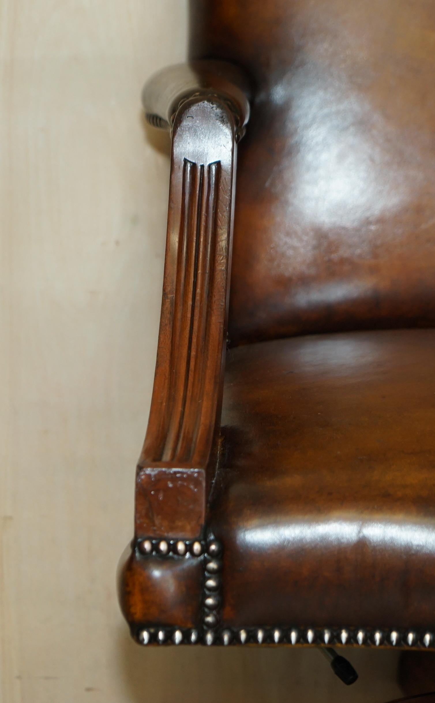 Luxury Vintage restaurierter brauner Ledersessel mit Eiche gerahmt Kapitän Directors Sessel (Handgefertigt) im Angebot