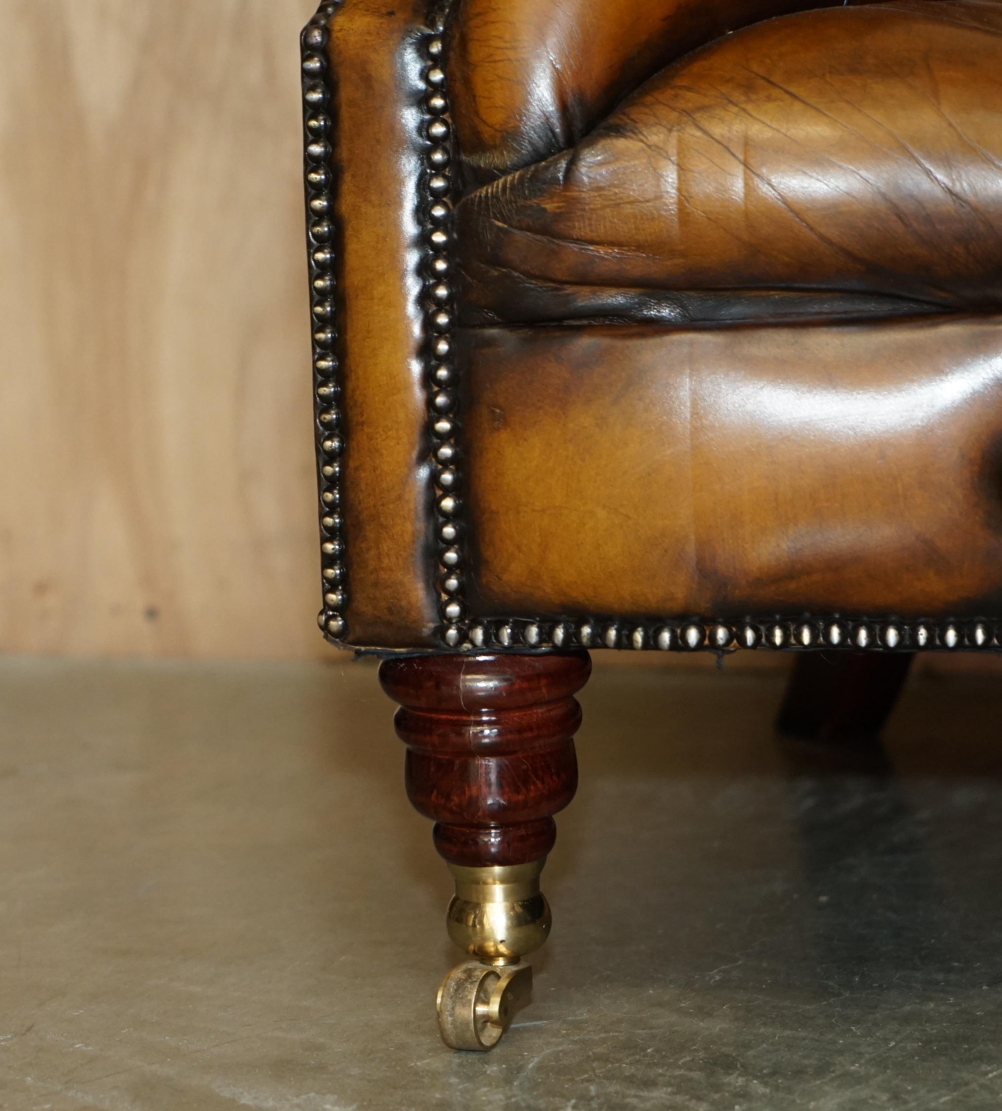 LUJOSO SOFÁ SERPENTÍN VINTAGE TEñIDO A MANO RESTAURADO DE CUERO MARRÓN CHESTERFIELD en venta 2