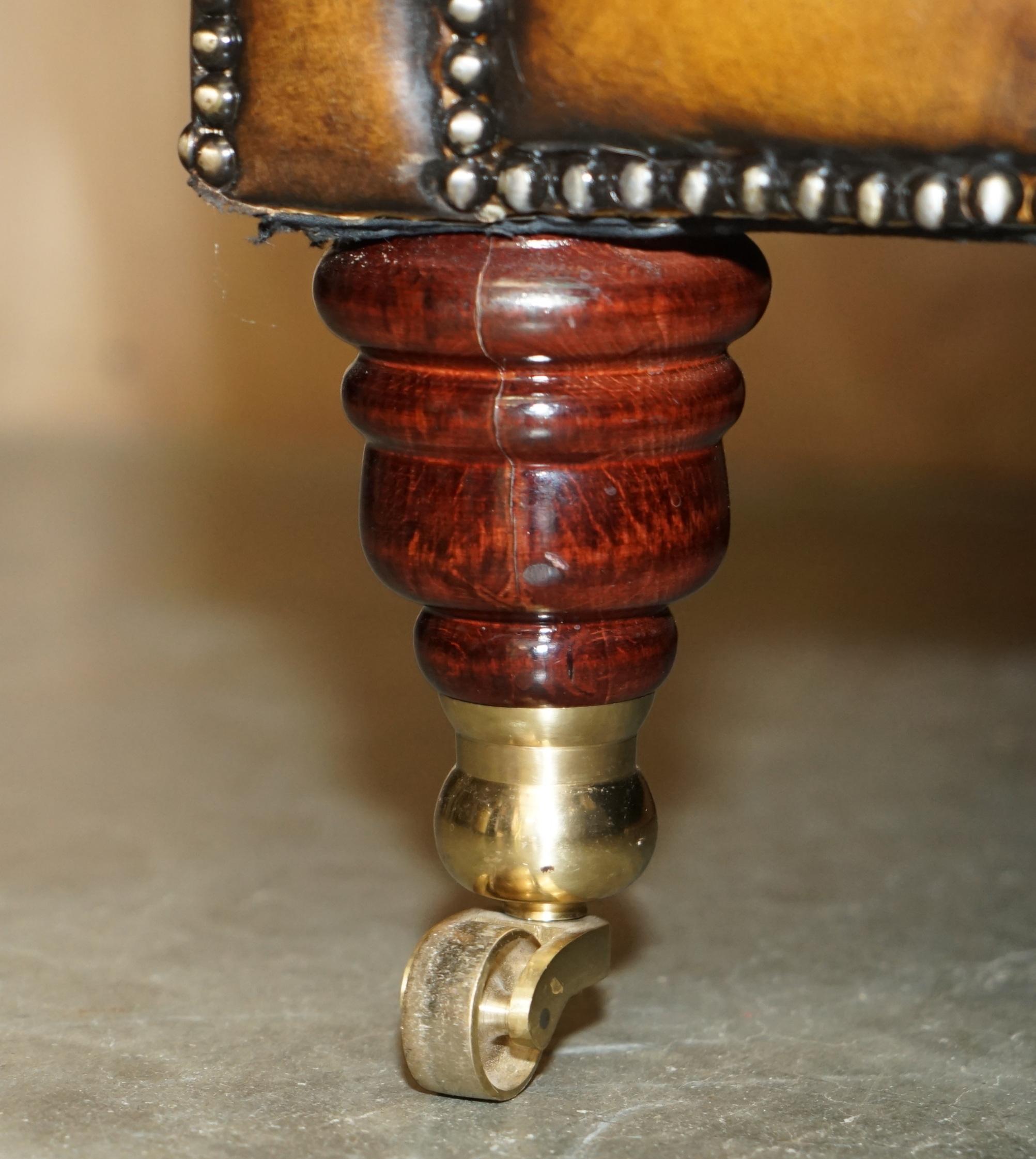 LUJOSO SOFÁ SERPENTÍN VINTAGE TEñIDO A MANO RESTAURADO DE CUERO MARRÓN CHESTERFIELD en venta 3