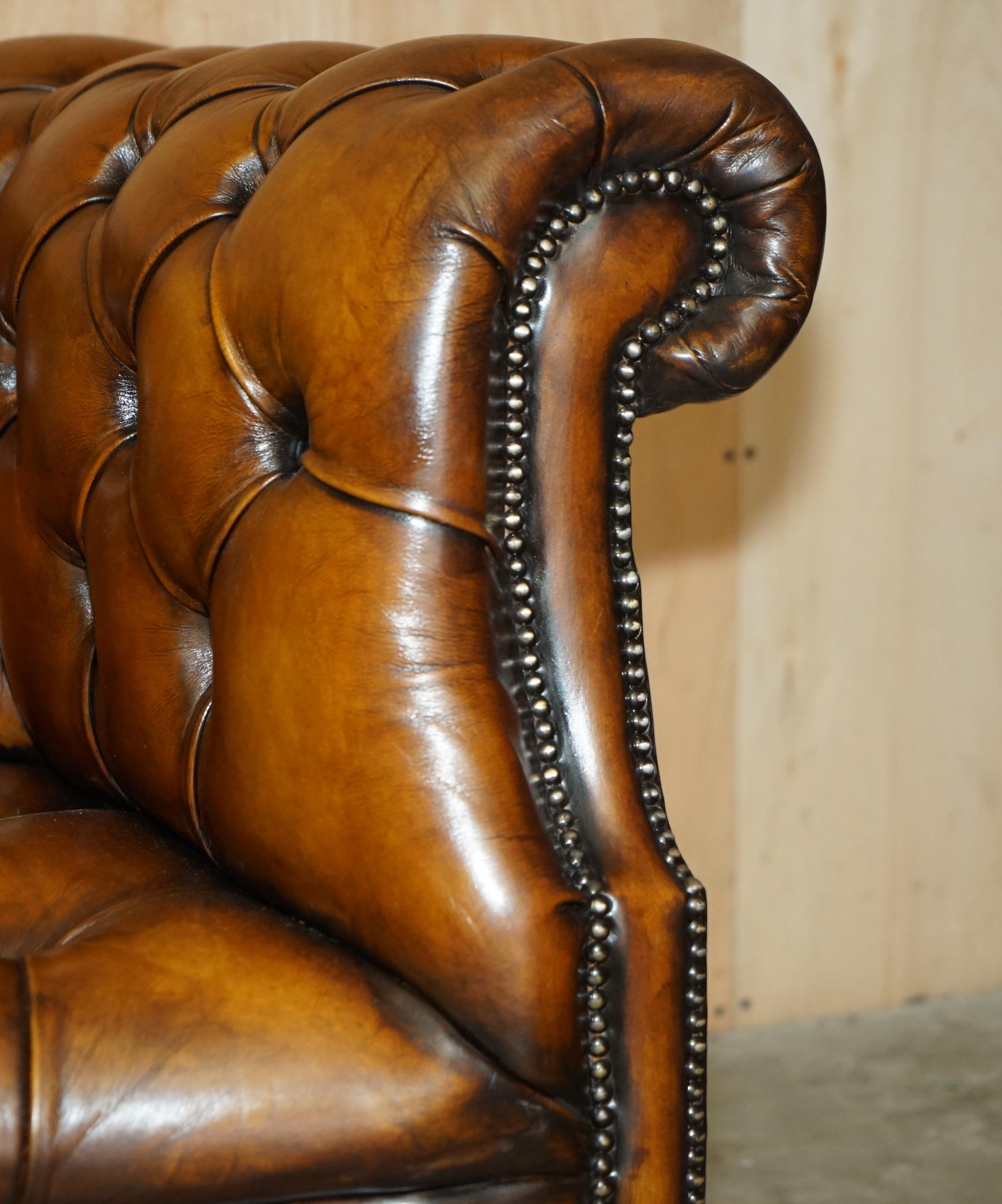 LUJOSO SOFÁ SERPENTÍN VINTAGE TEñIDO A MANO RESTAURADO DE CUERO MARRÓN CHESTERFIELD en venta 4