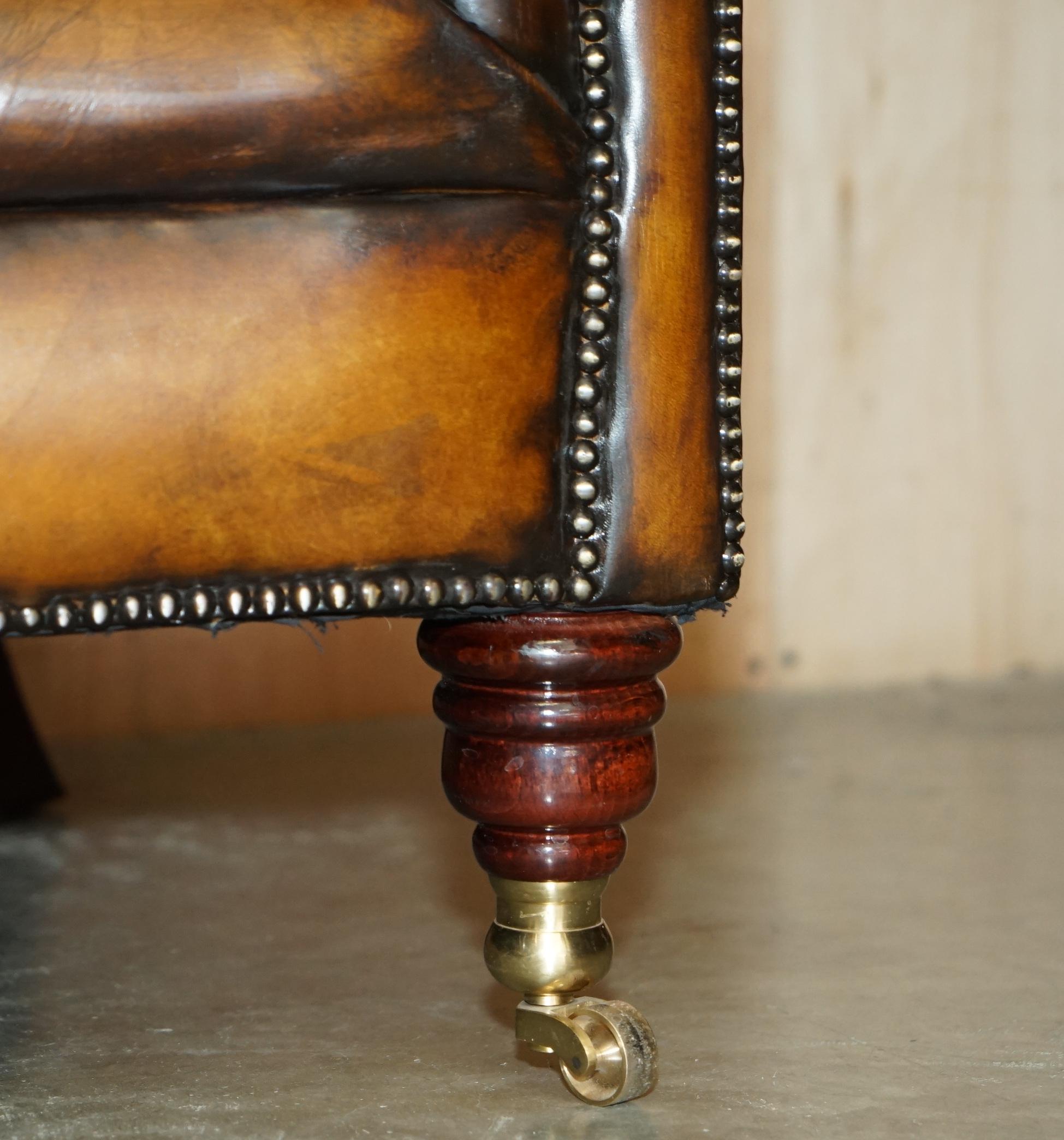 LUJOSO SOFÁ SERPENTÍN VINTAGE TEñIDO A MANO RESTAURADO DE CUERO MARRÓN CHESTERFIELD en venta 5