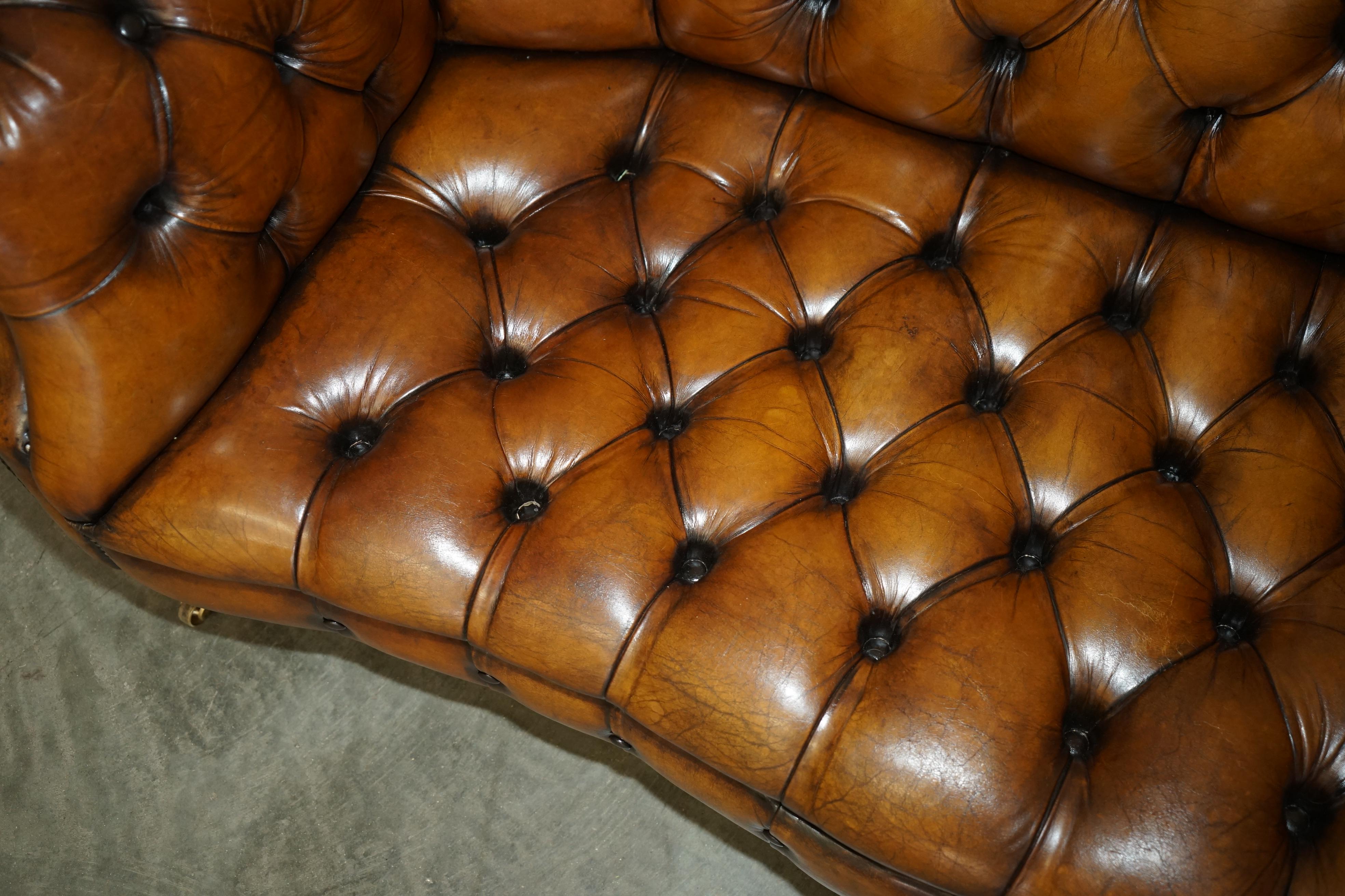 LUJOSO SOFÁ SERPENTÍN VINTAGE TEñIDO A MANO RESTAURADO DE CUERO MARRÓN CHESTERFIELD en venta 6