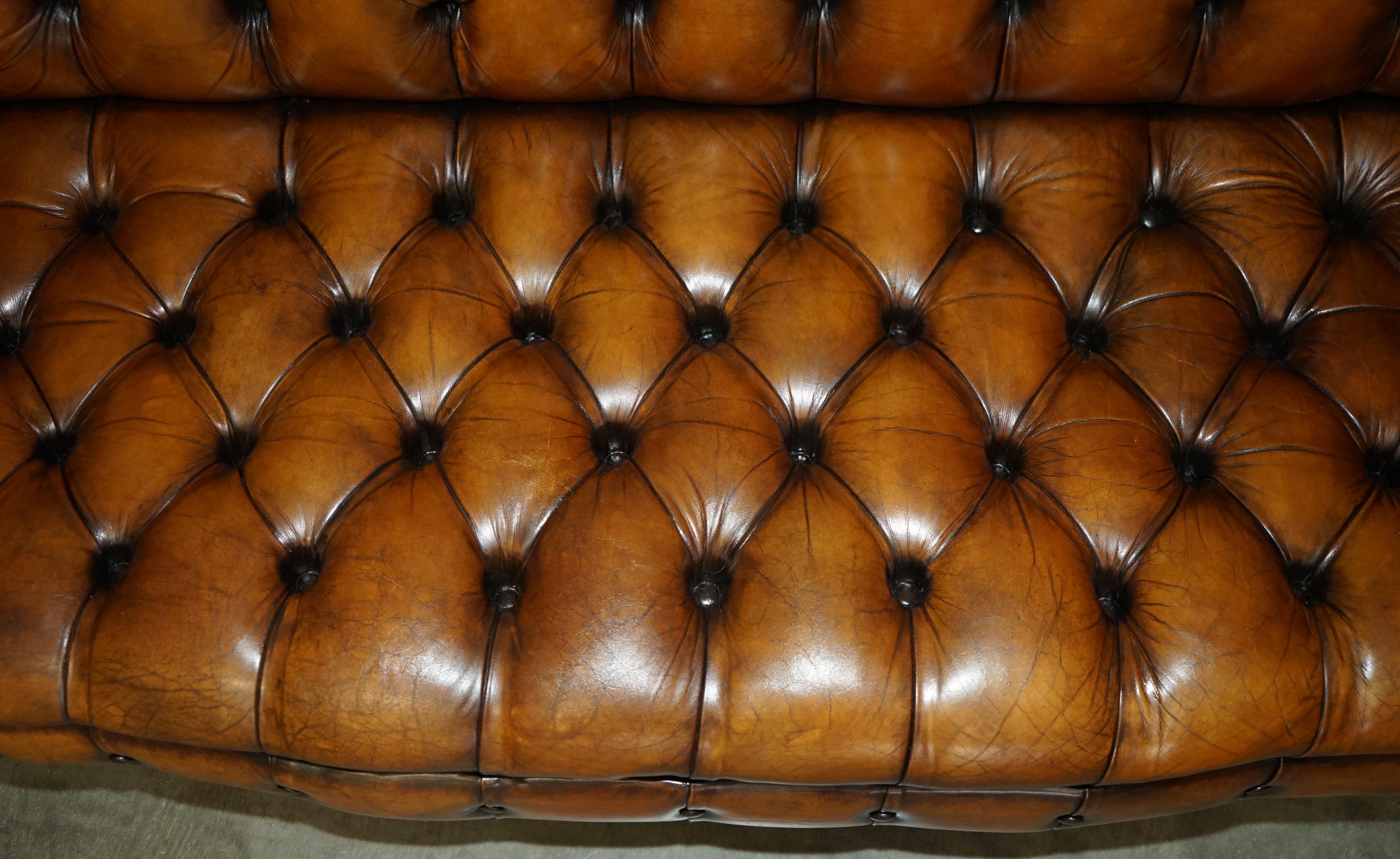 LUJOSO SOFÁ SERPENTÍN VINTAGE TEñIDO A MANO RESTAURADO DE CUERO MARRÓN CHESTERFIELD en venta 7