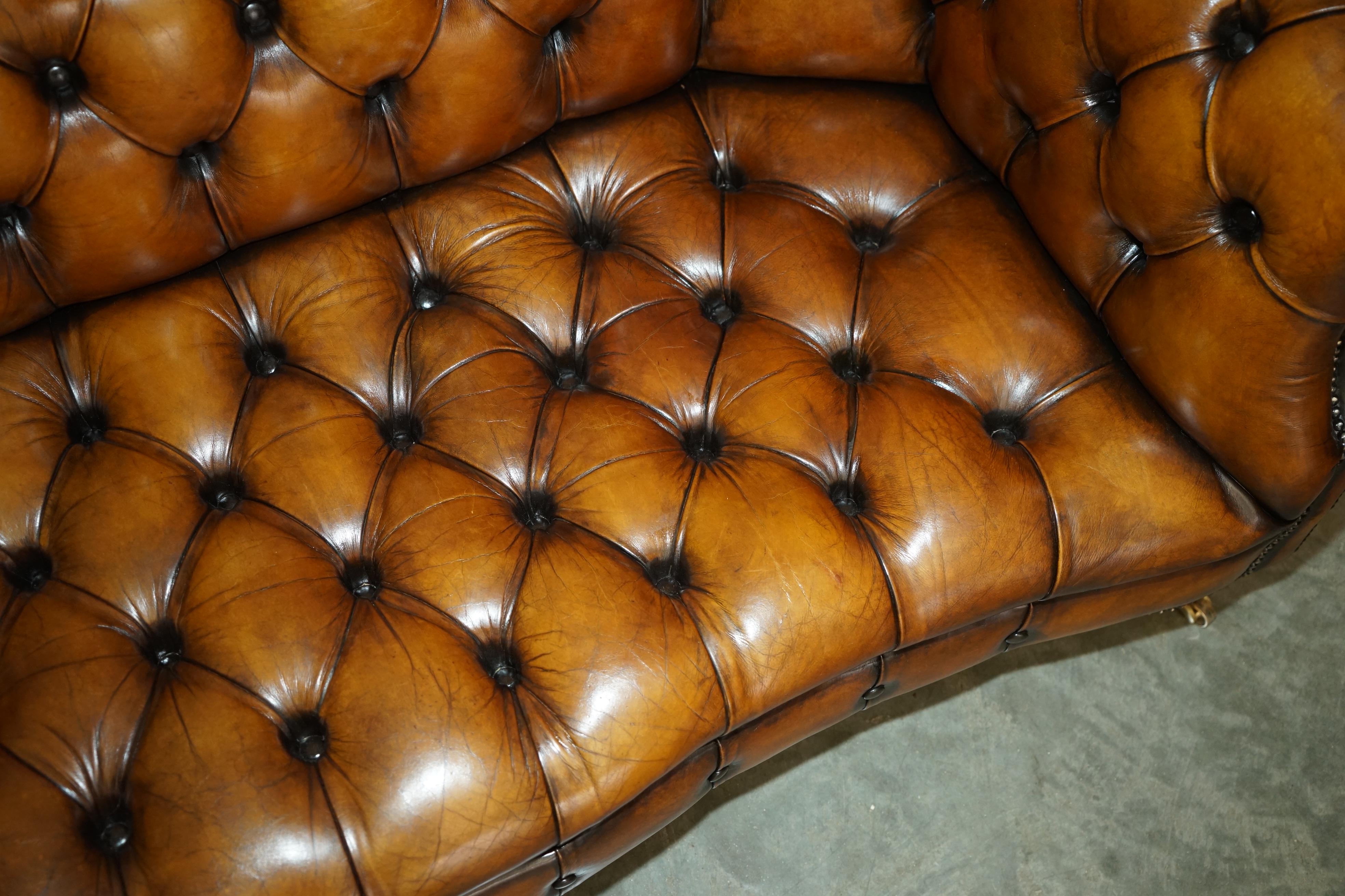 LUJOSO SOFÁ SERPENTÍN VINTAGE TEñIDO A MANO RESTAURADO DE CUERO MARRÓN CHESTERFIELD en venta 8