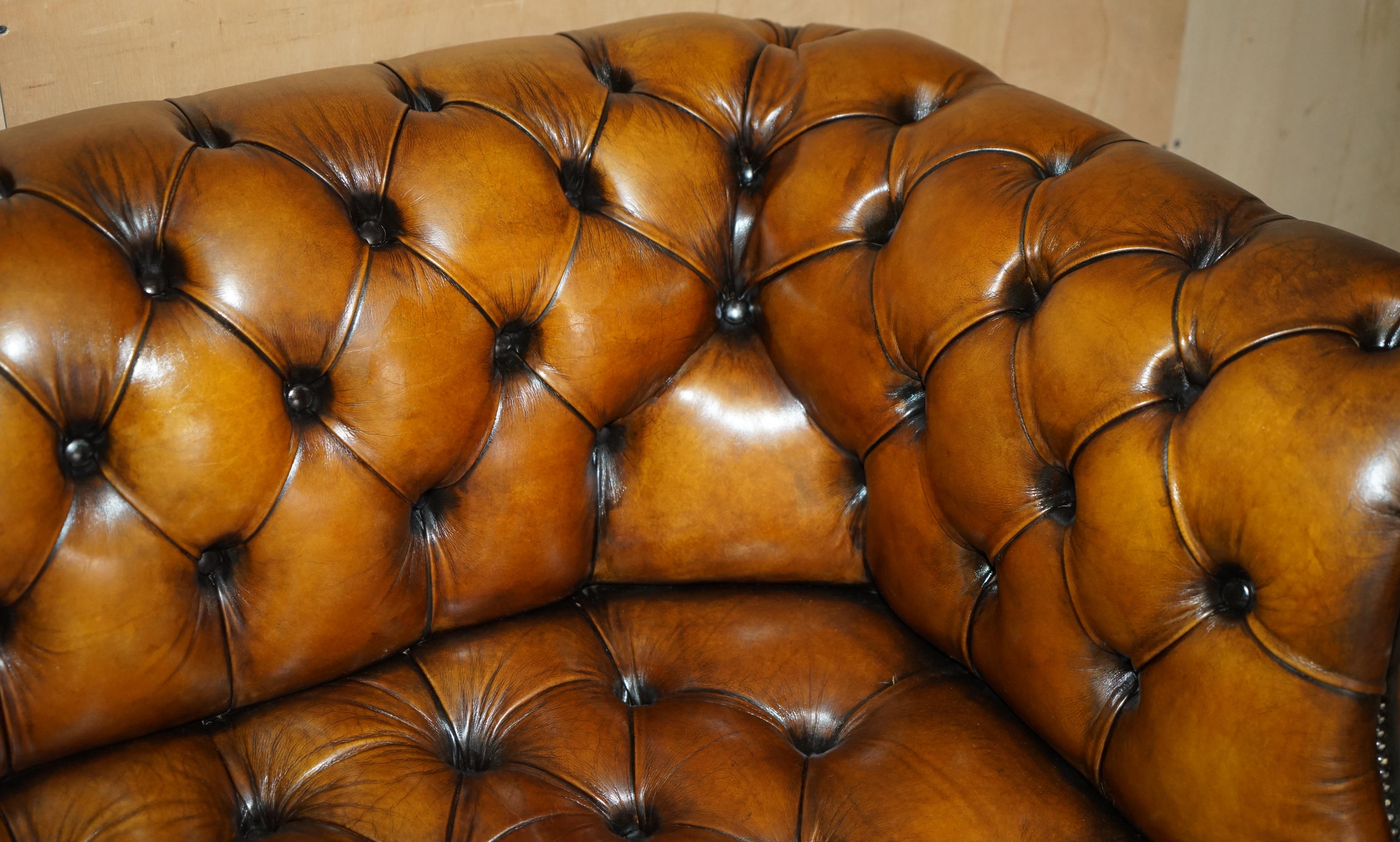 LUJOSO SOFÁ SERPENTÍN VINTAGE TEñIDO A MANO RESTAURADO DE CUERO MARRÓN CHESTERFIELD en venta 9