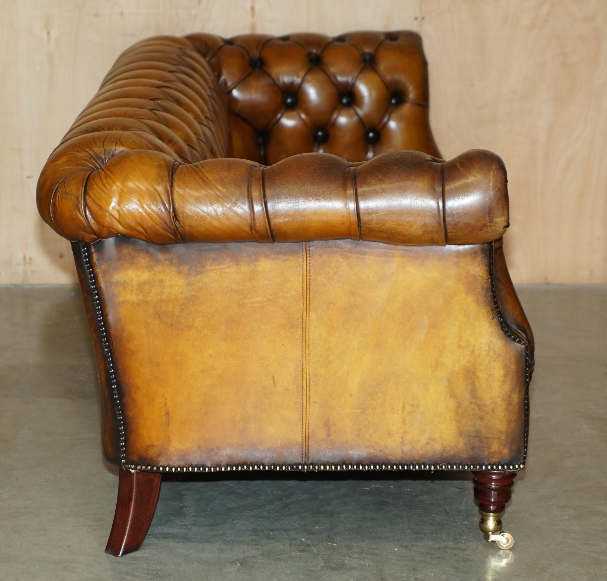LUJOSO SOFÁ SERPENTÍN VINTAGE TEñIDO A MANO RESTAURADO DE CUERO MARRÓN CHESTERFIELD en venta 10