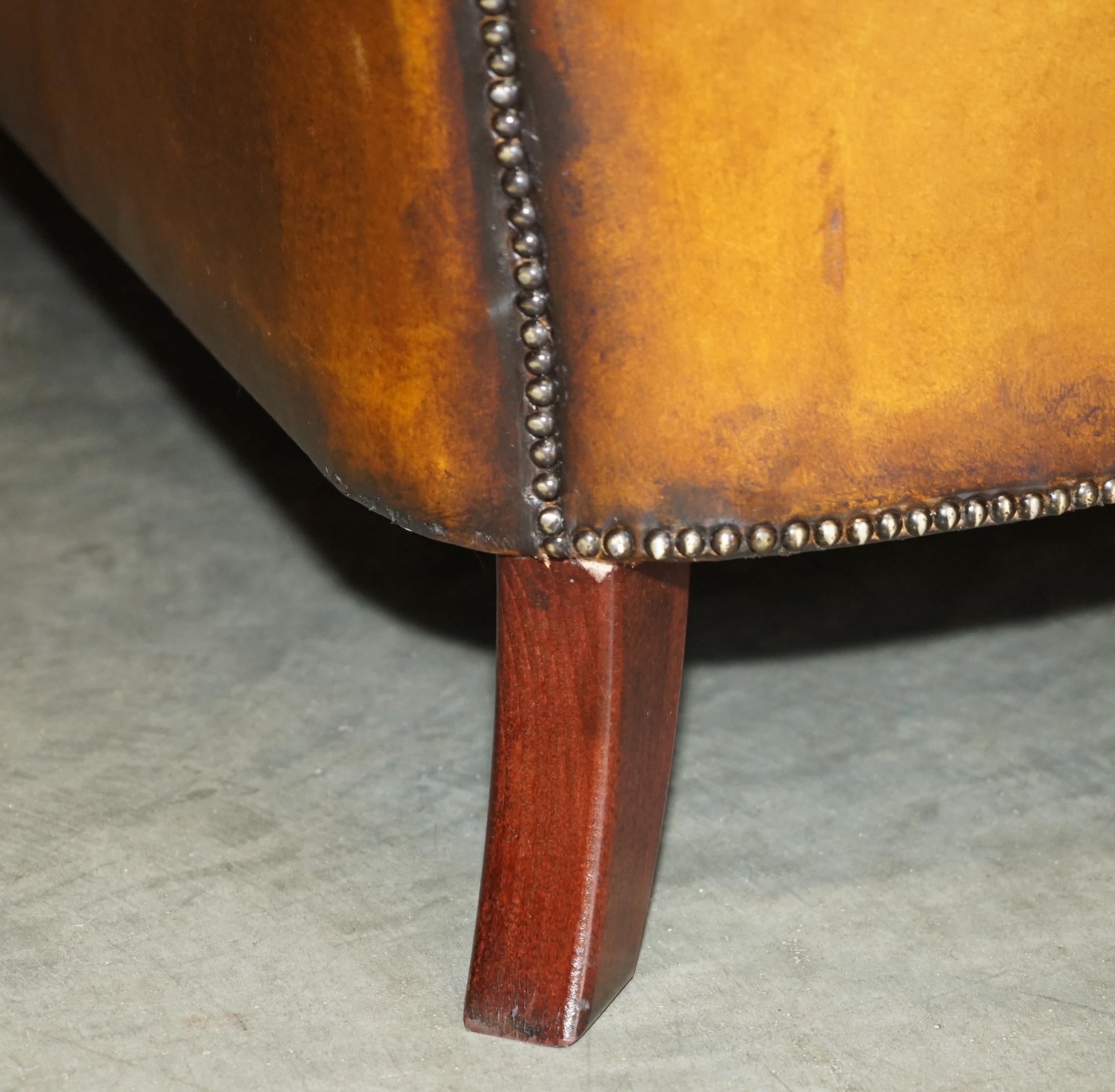 LUJOSO SOFÁ SERPENTÍN VINTAGE TEñIDO A MANO RESTAURADO DE CUERO MARRÓN CHESTERFIELD en venta 11