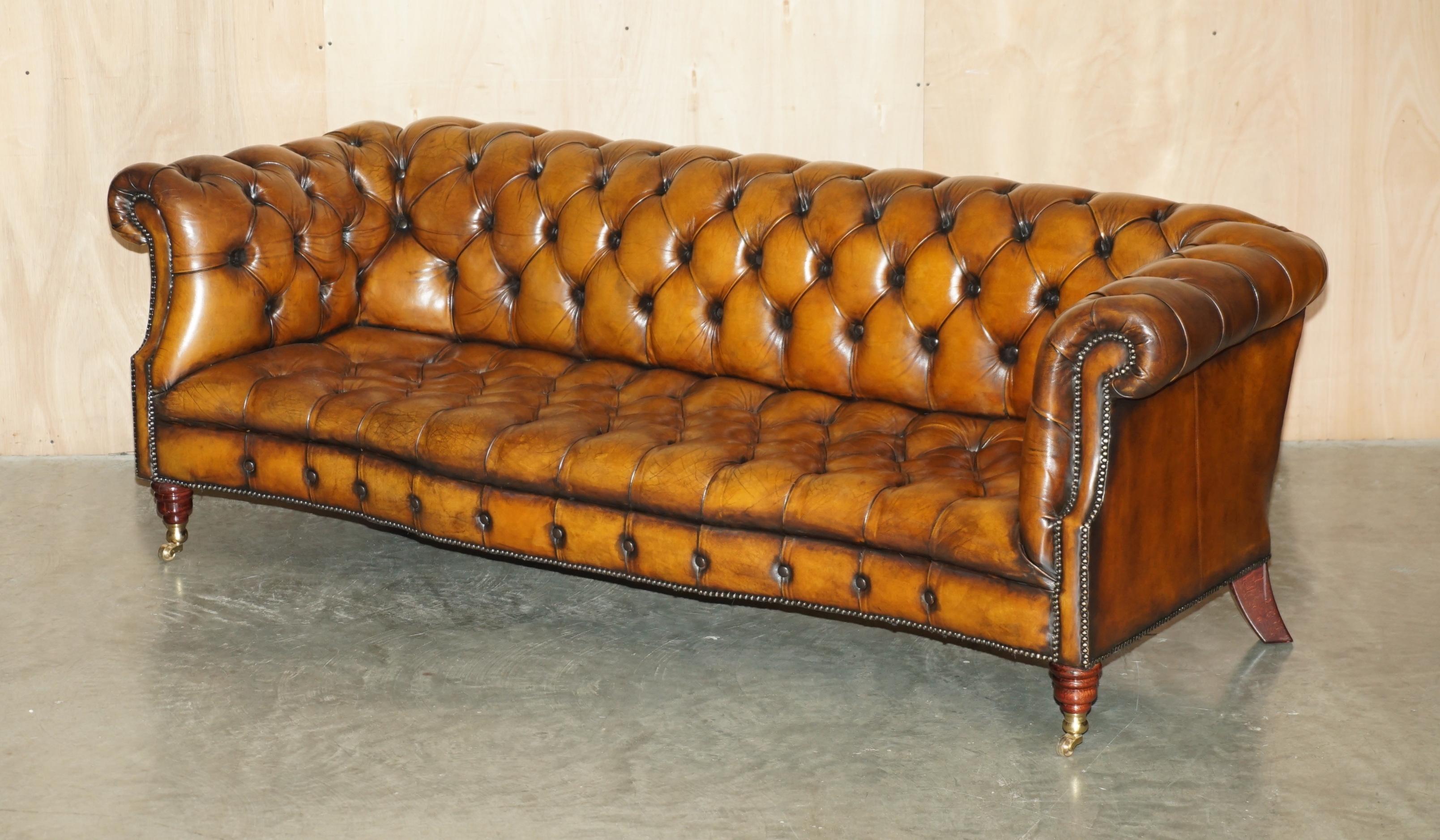 Antigüedades de la Casa Real

Royal House Antiques se complace en poner a la venta este impresionante sofá club Chesterfield de cuero marrón puro teñido a mano, totalmente restaurado, con patas de haya torneadas a mano y ruedas de latón originales.
